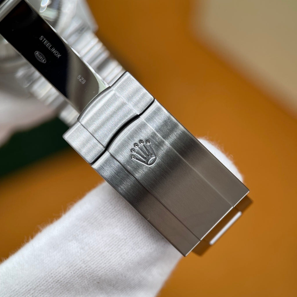 M - Watch