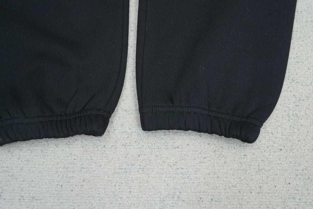 F - SWEATPANTS