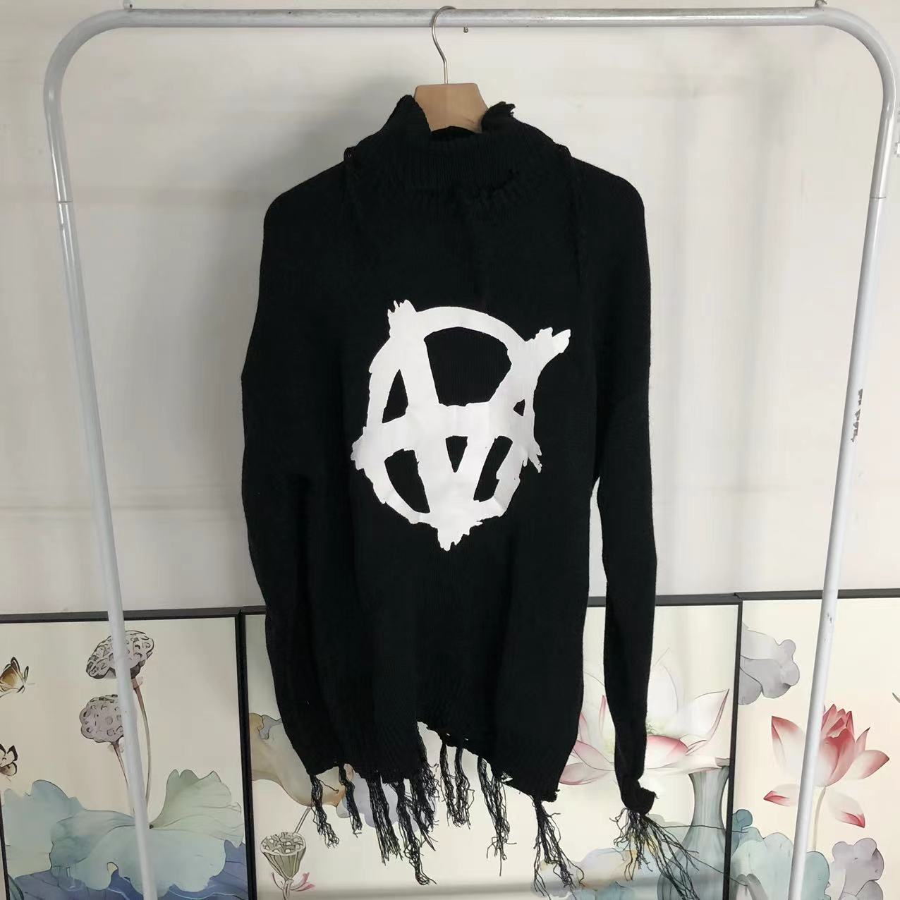 V - SWEATER