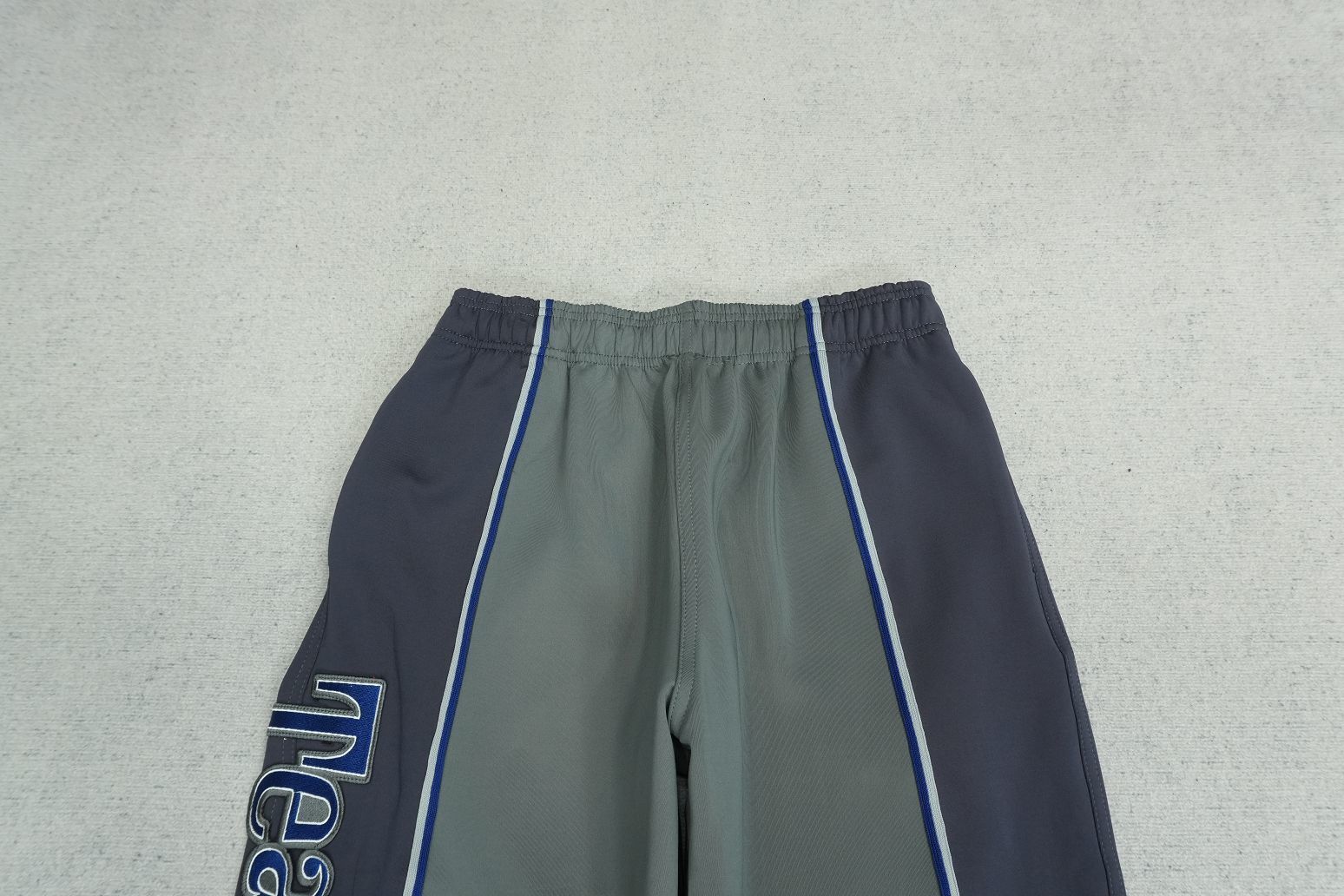 D - SWEATPANTS
