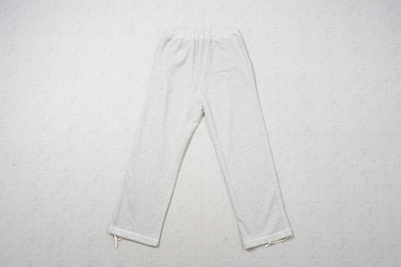 L - SWEATPANTS