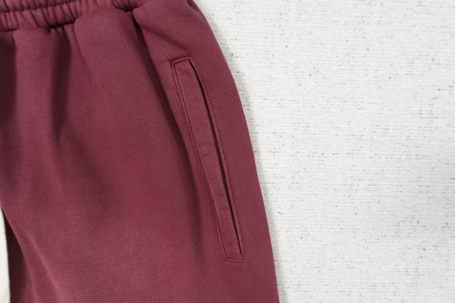 L - SWEATPANTS
