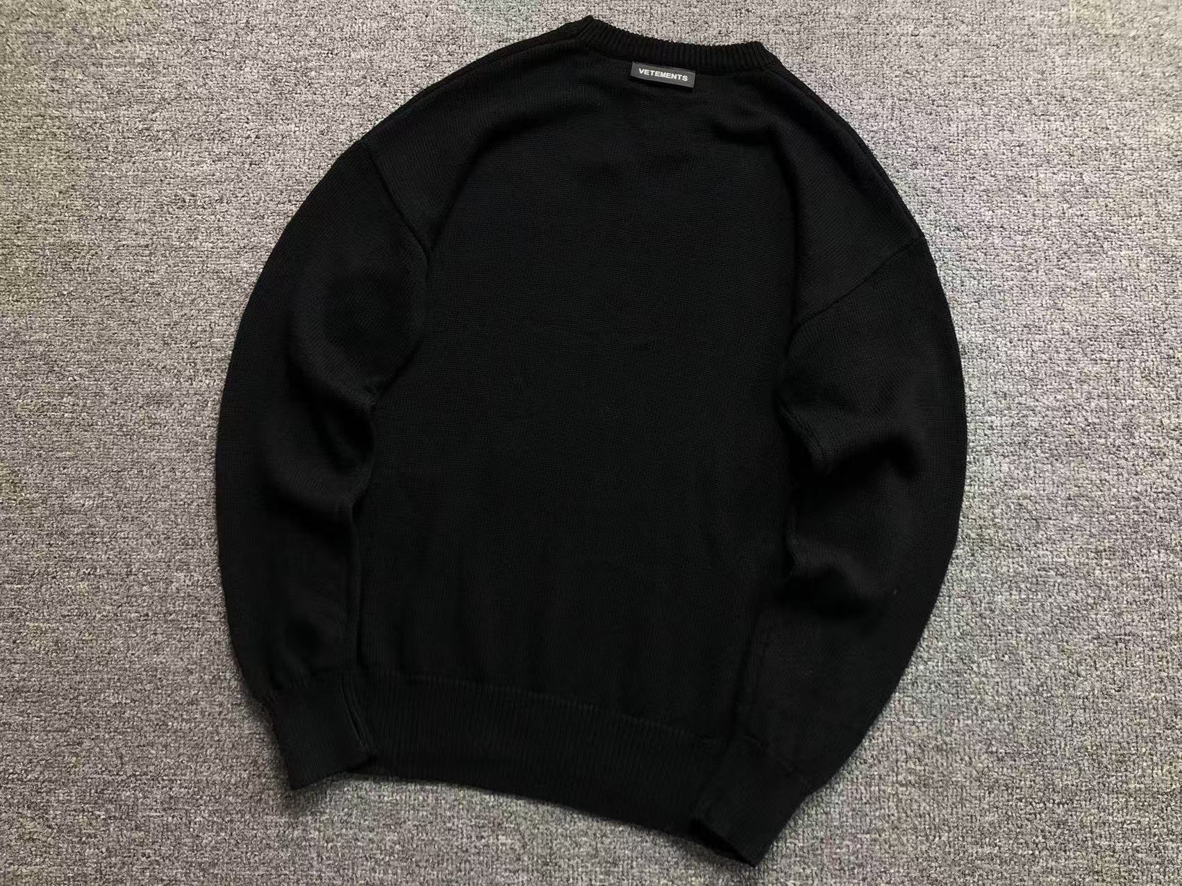 V - SWEATER