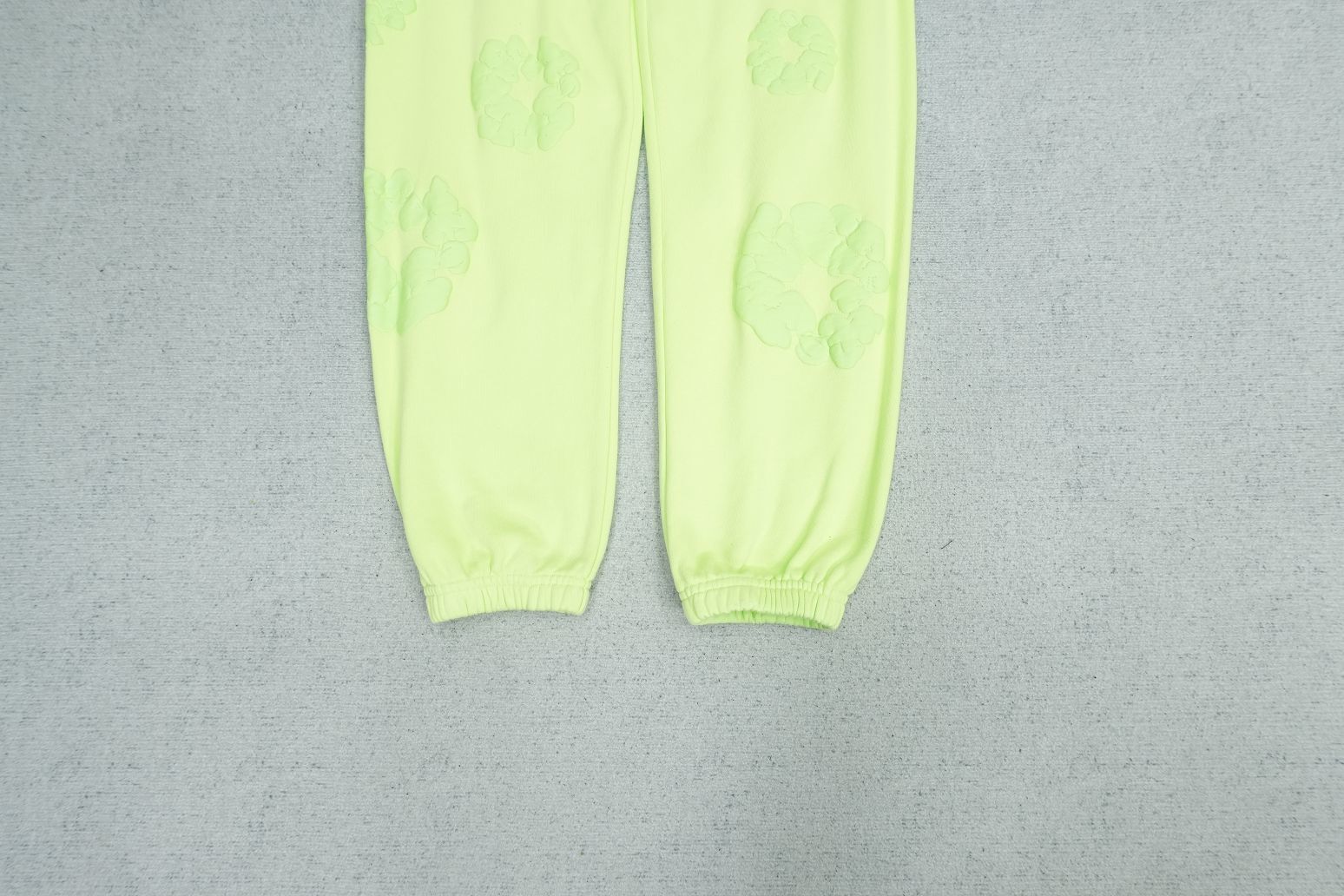 D - SWEATPANTS