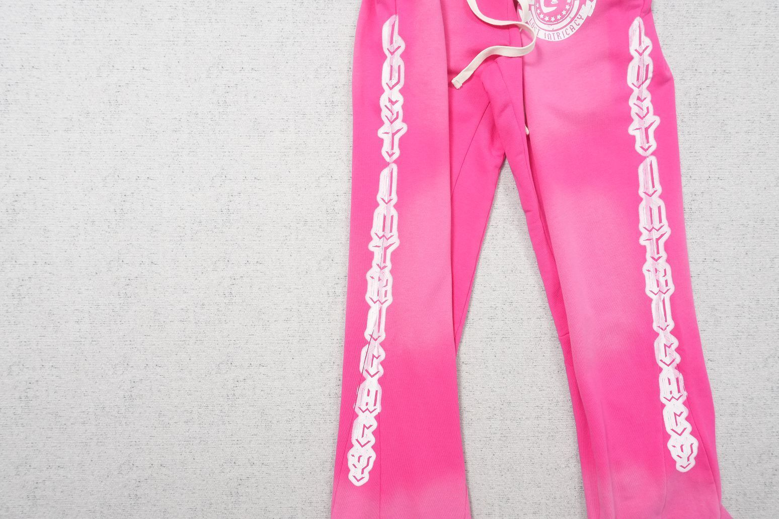 L - SWEATPANTS