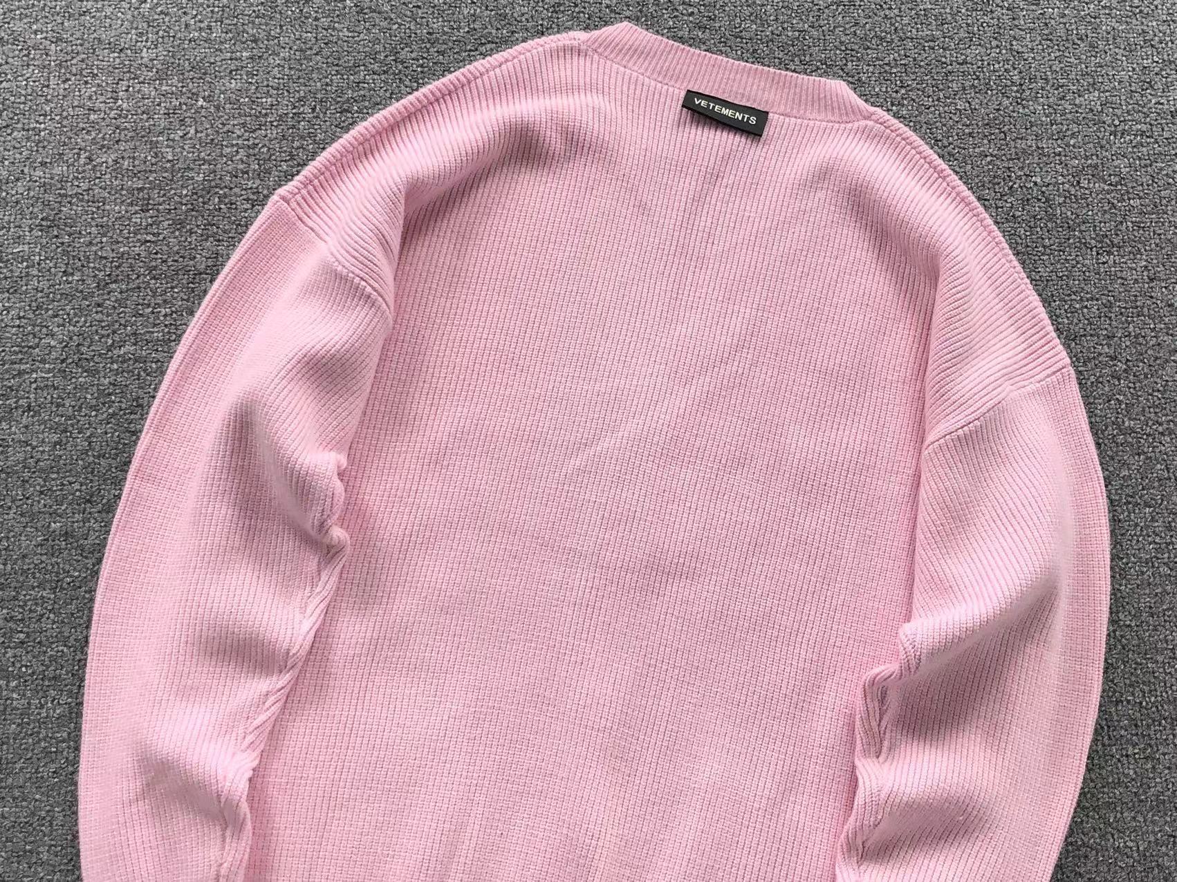 V - SWEATER
