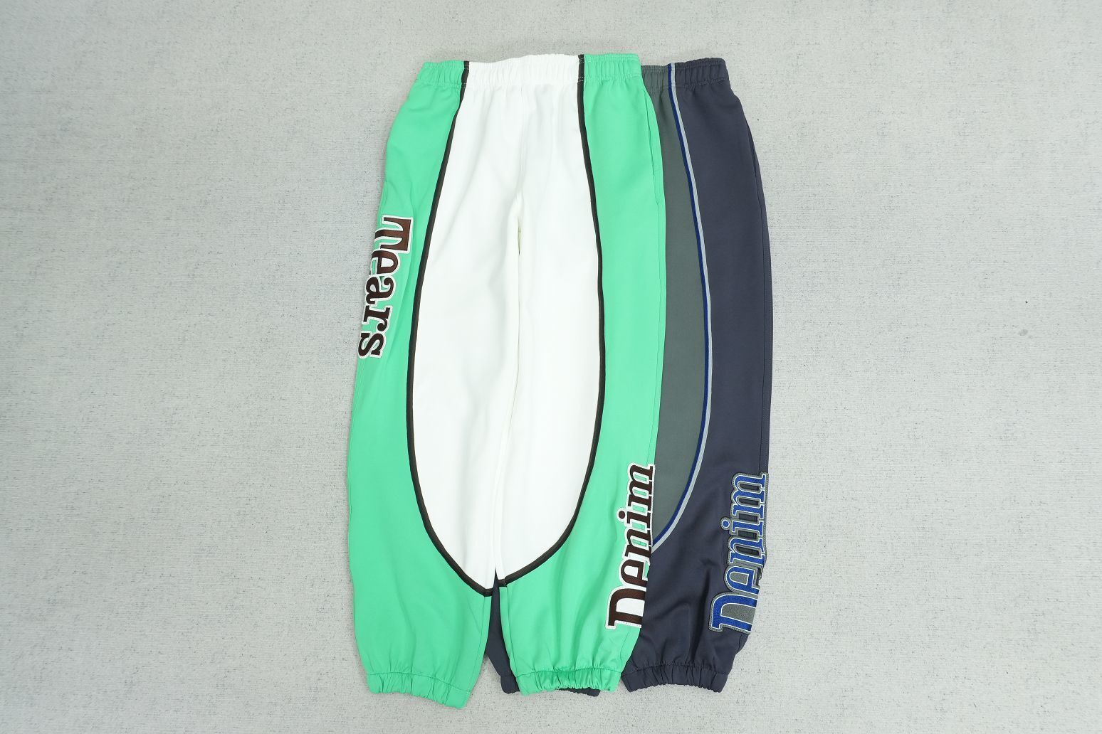D - SWEATPANTS