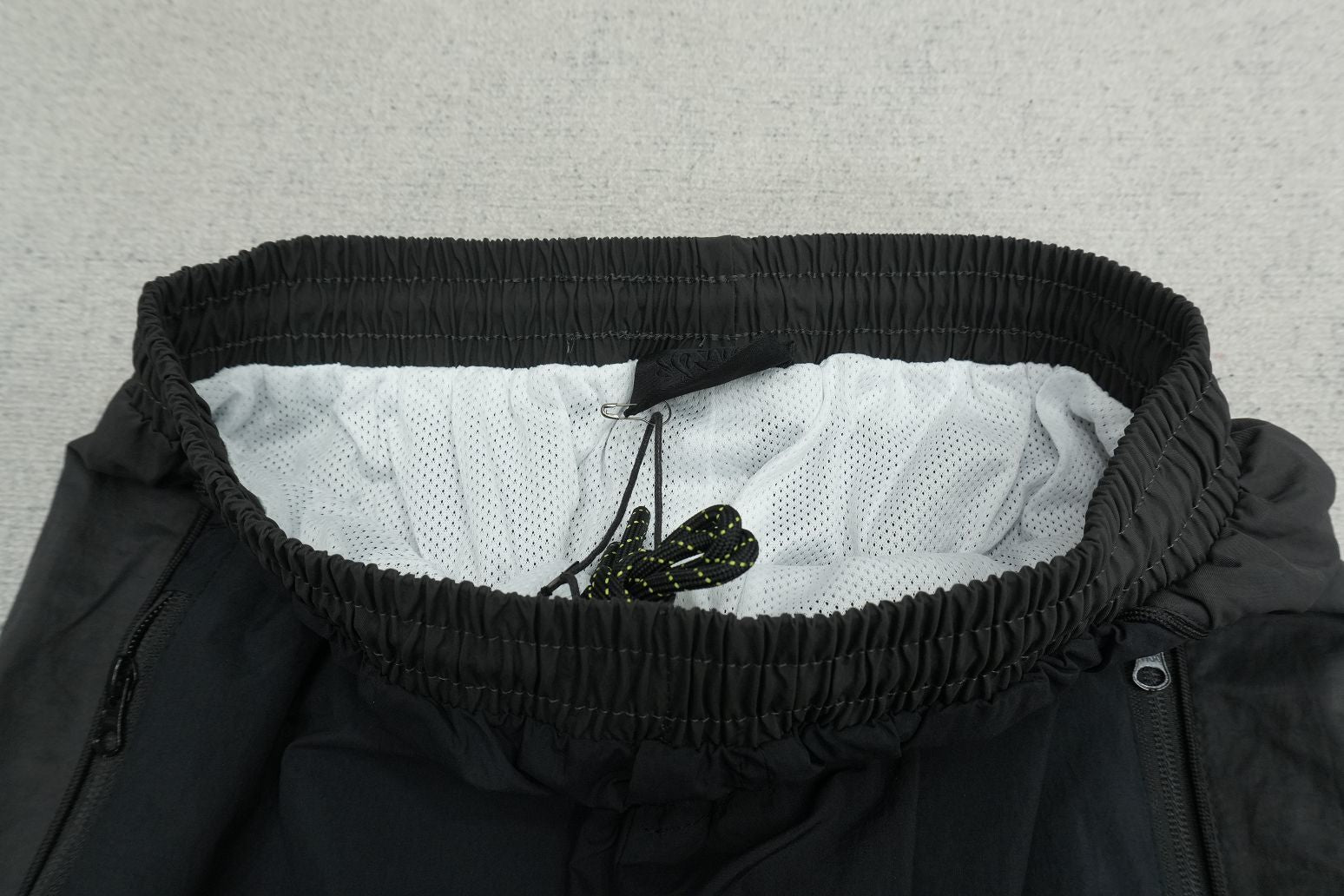 S - SWEATPANTS