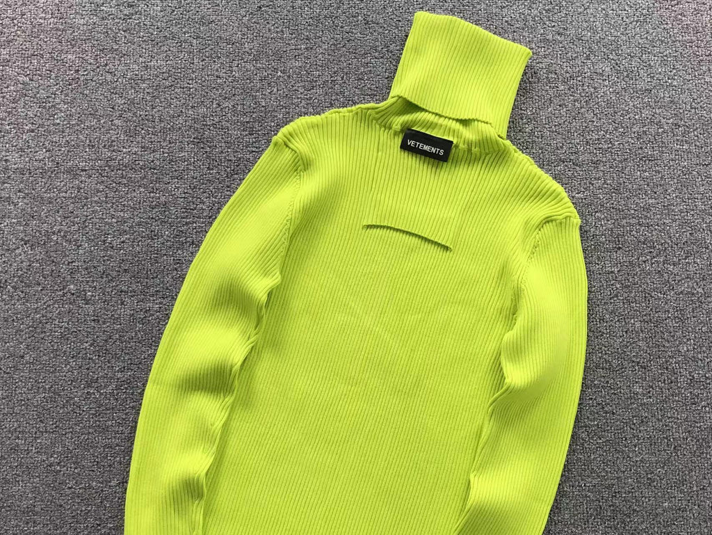 V - SWEATER