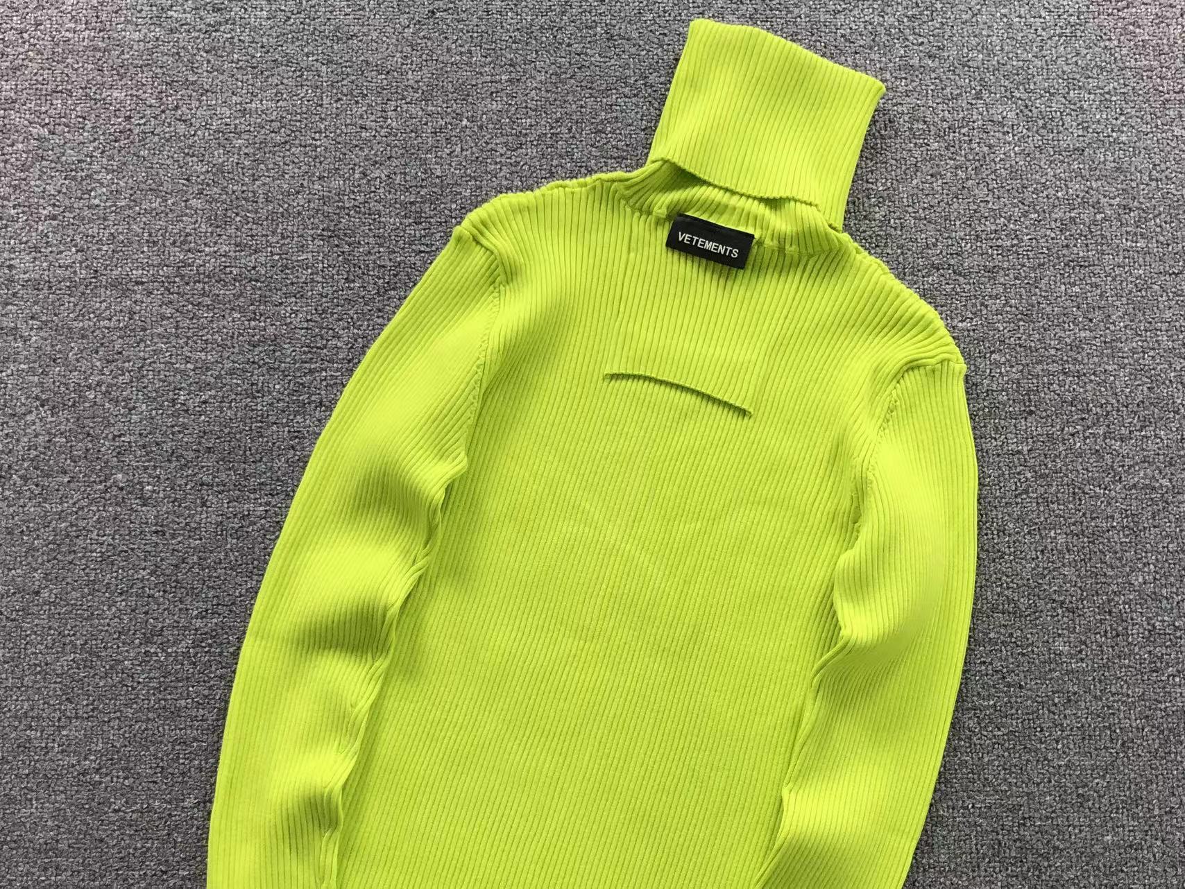 V - SWEATER