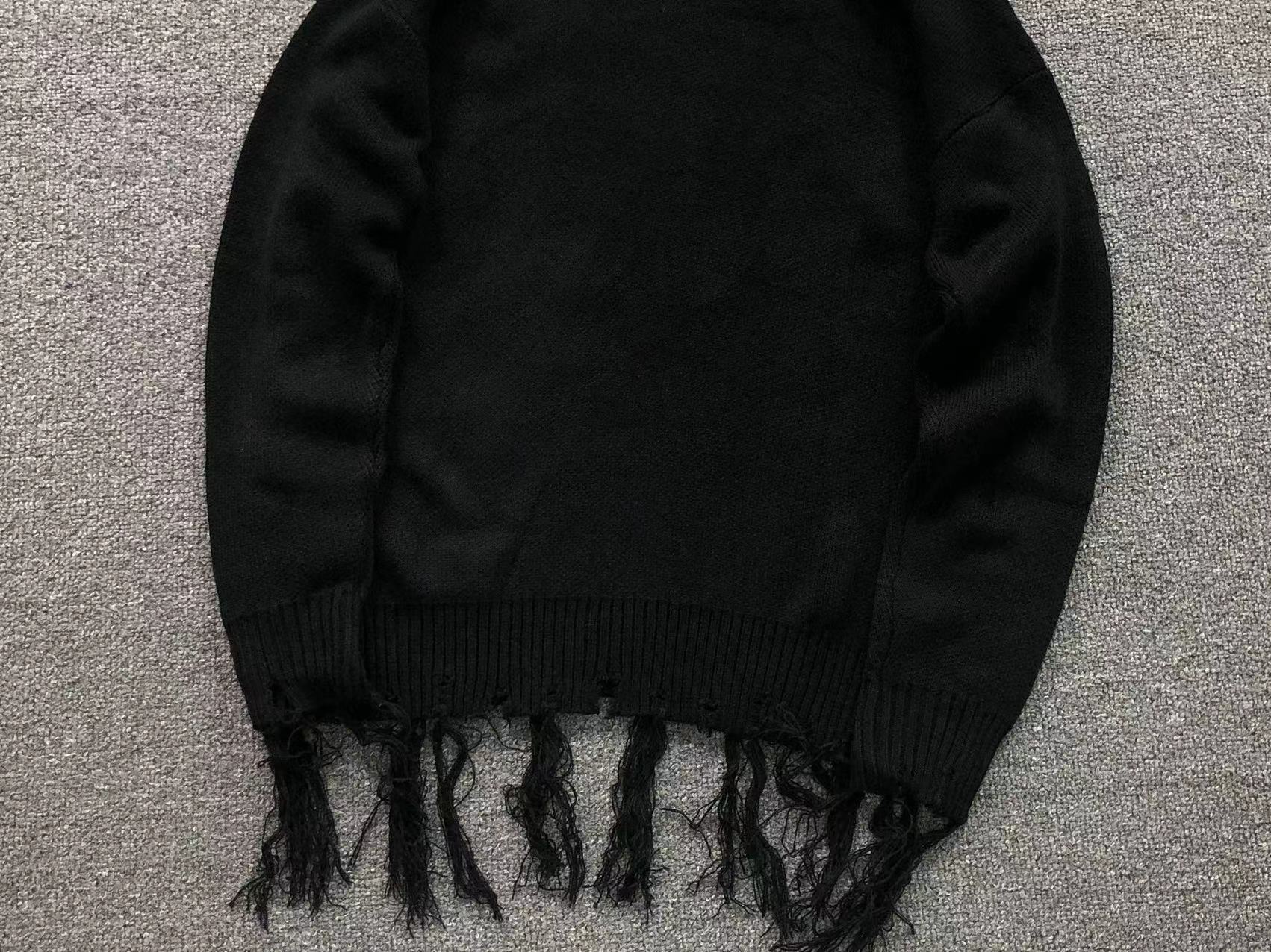 V - SWEATER