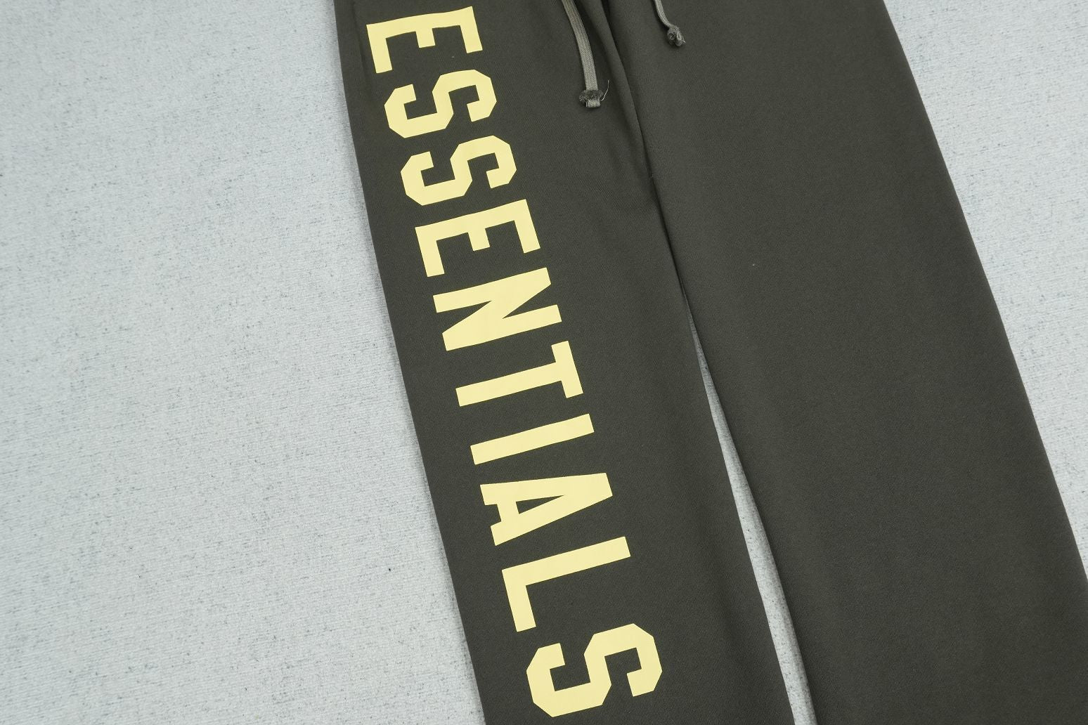 F - SWEATPANTS