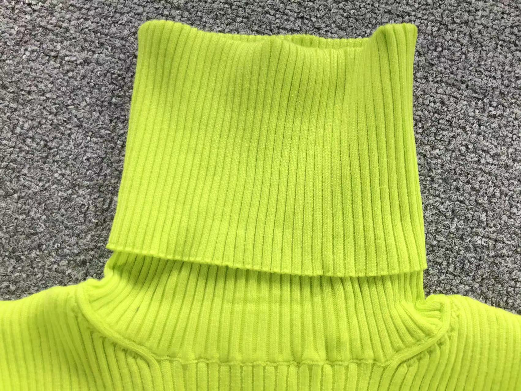 V - SWEATER
