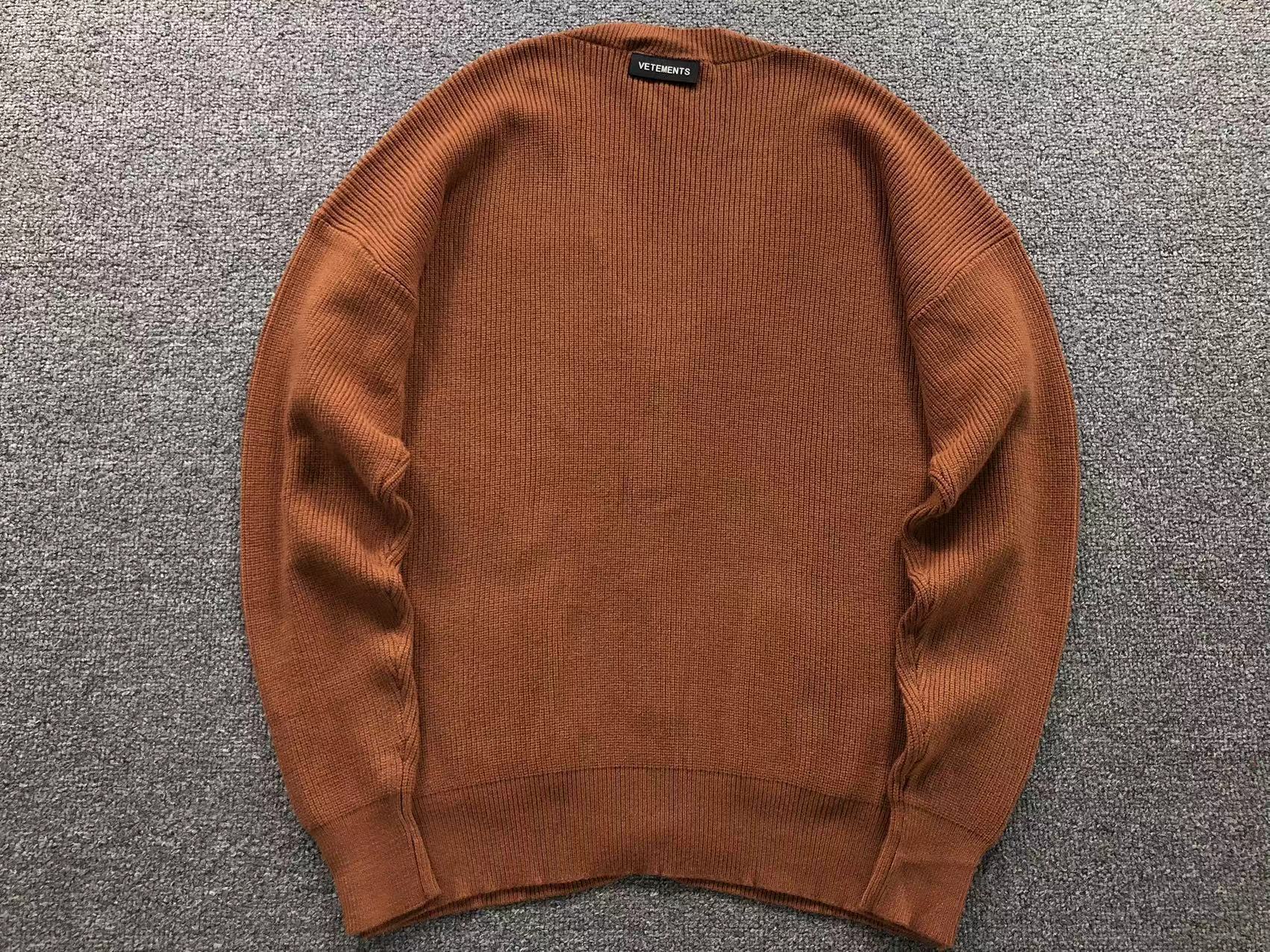 V - SWEATER