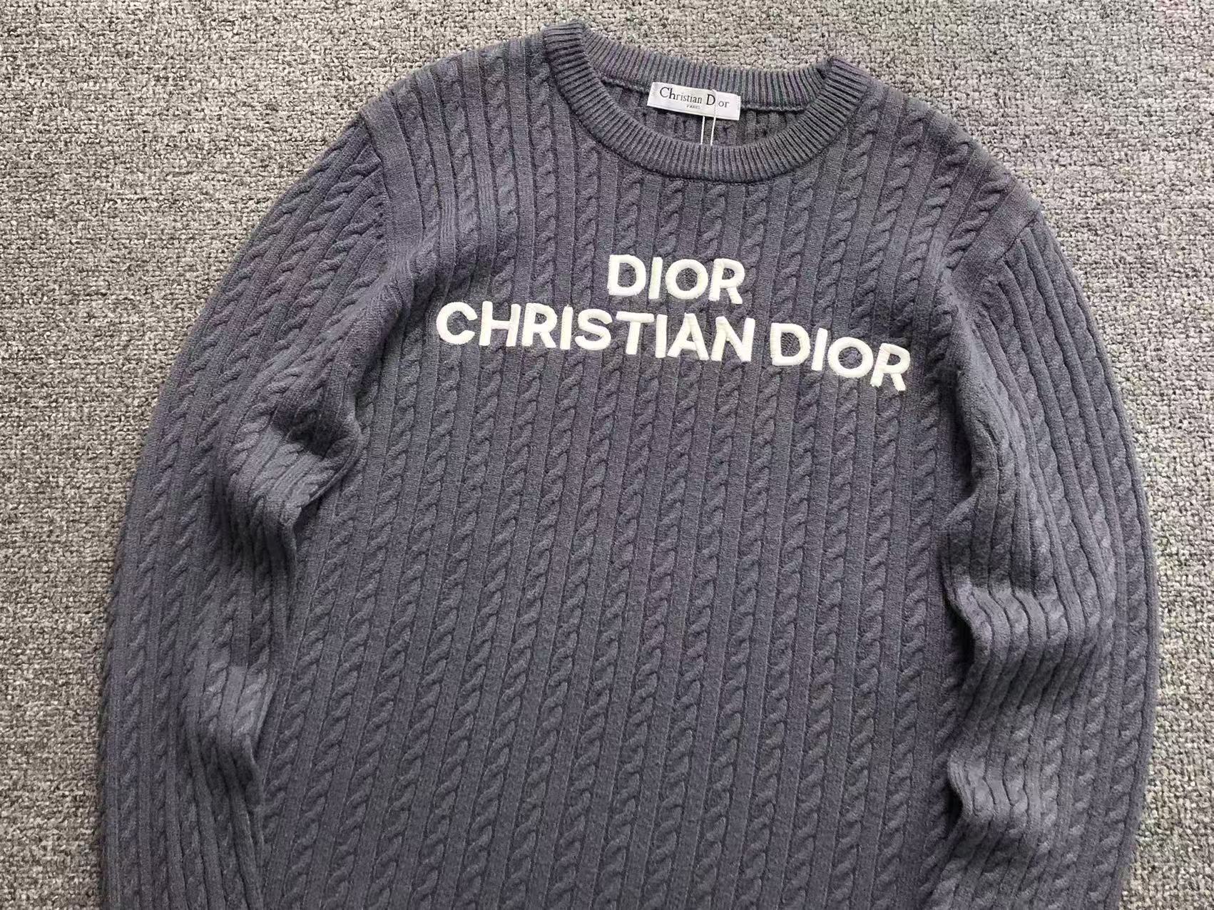 D - SWEATER