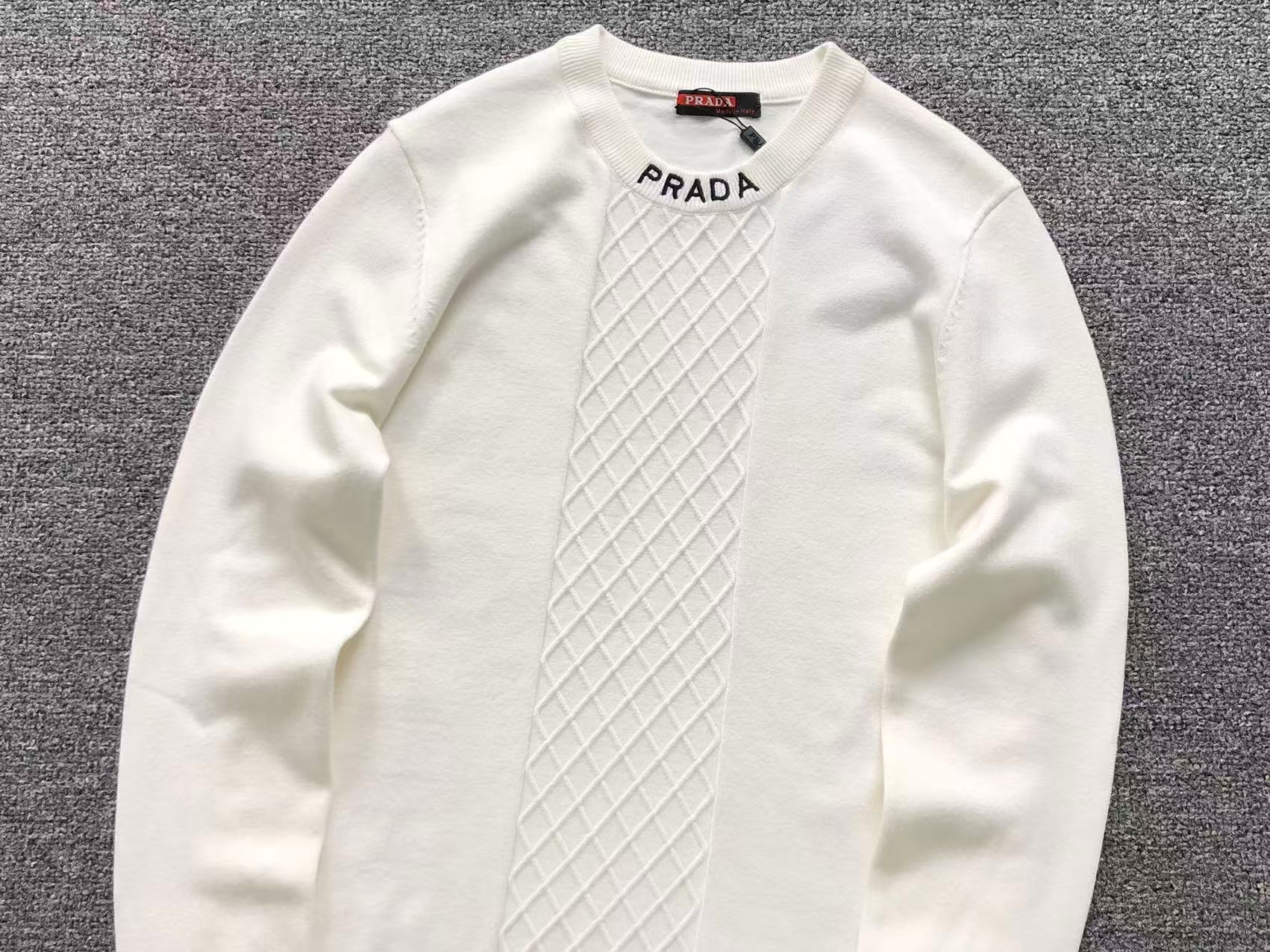 P - SWEATER