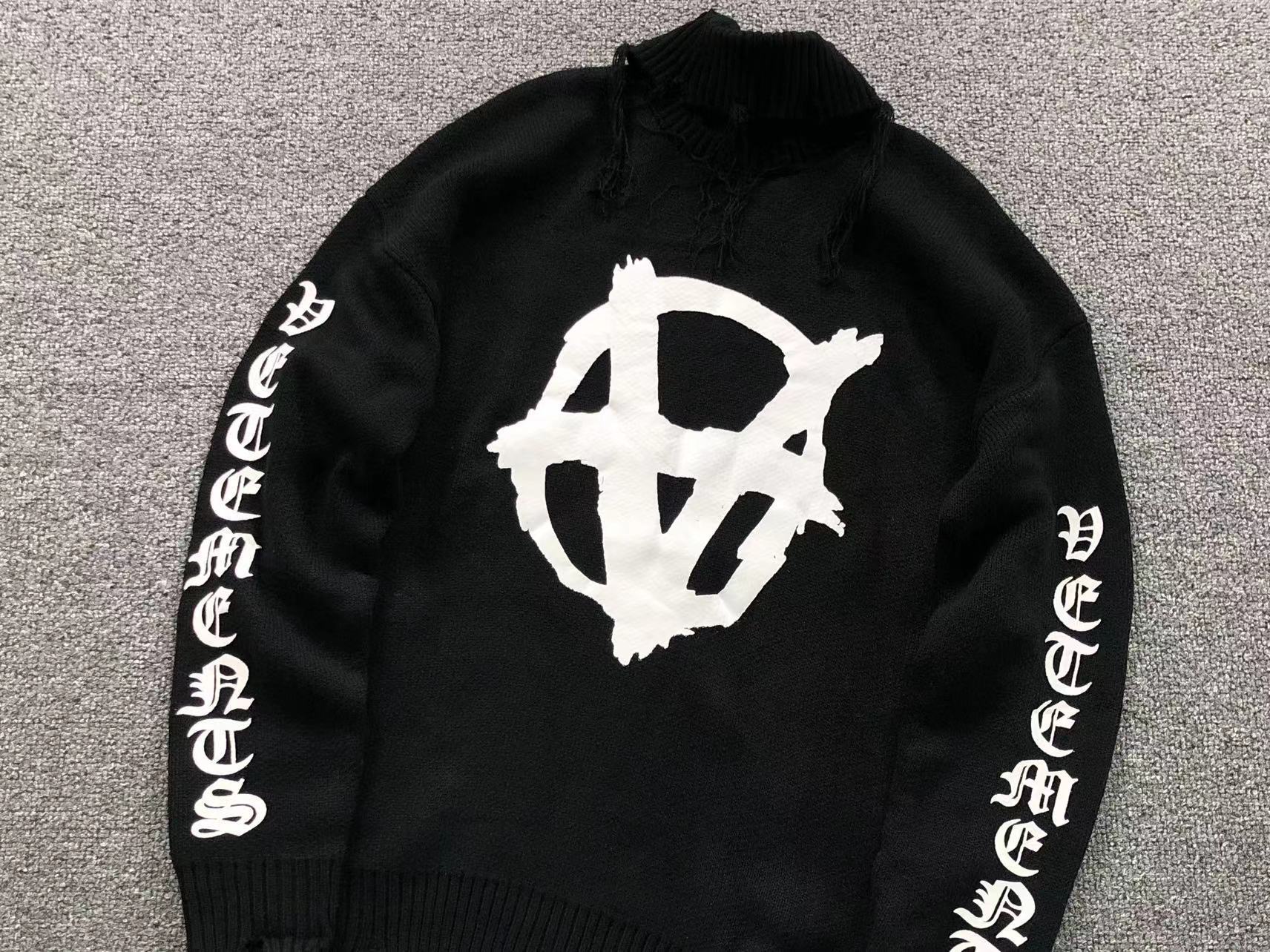 V - SWEATER
