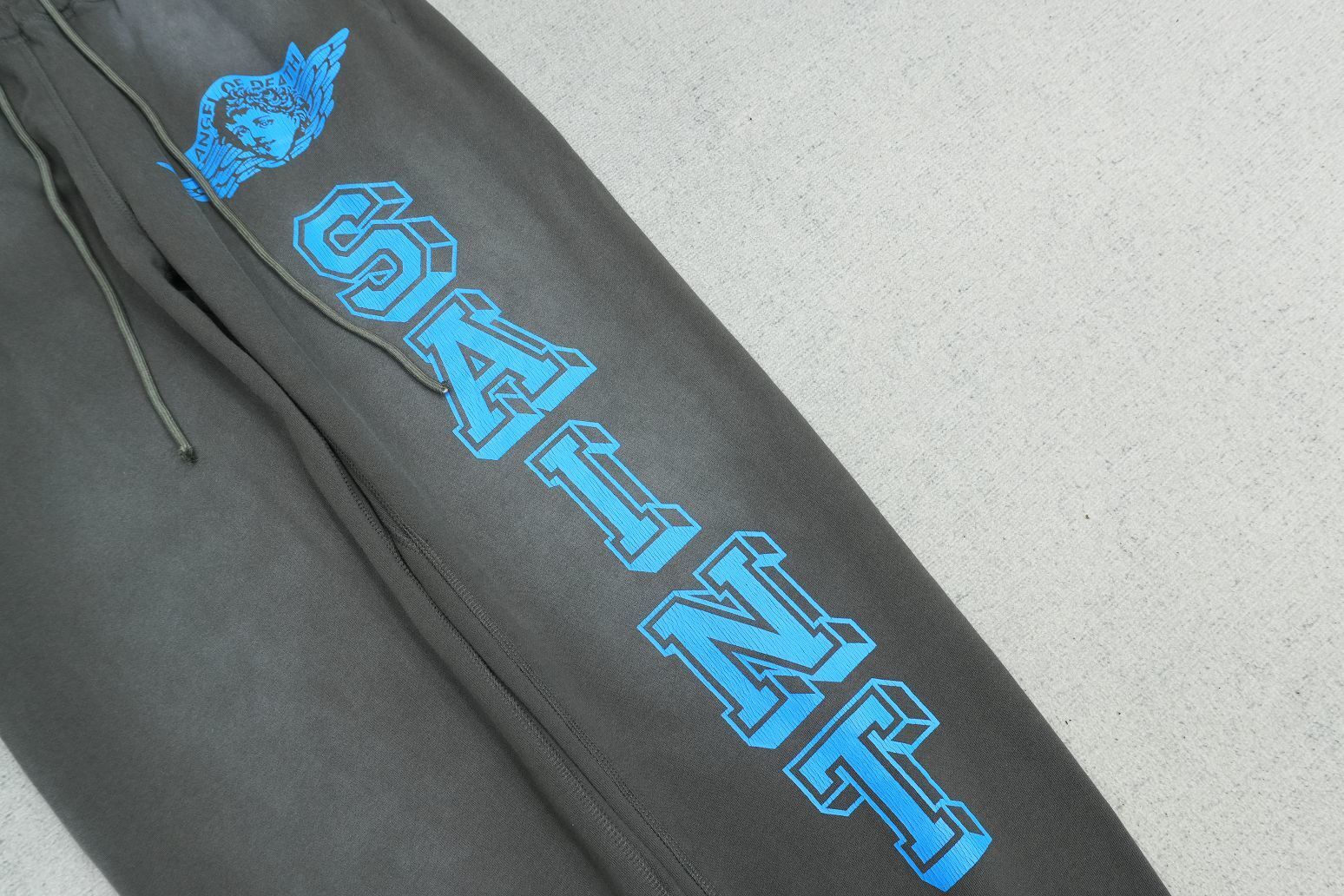 S - SWEATPANTS