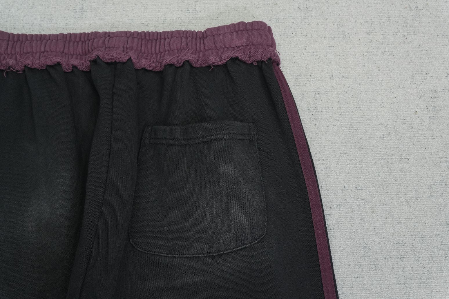 V - SWEATPANTS