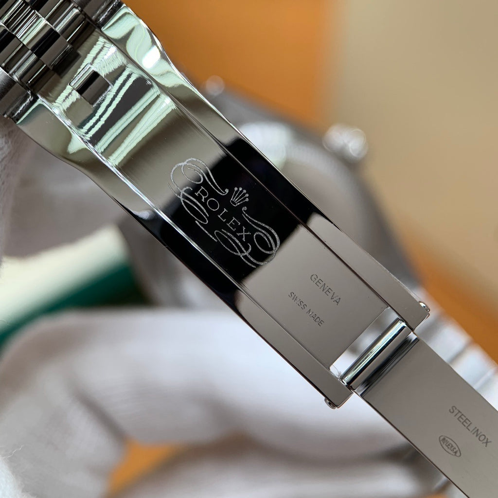 M - Watch
