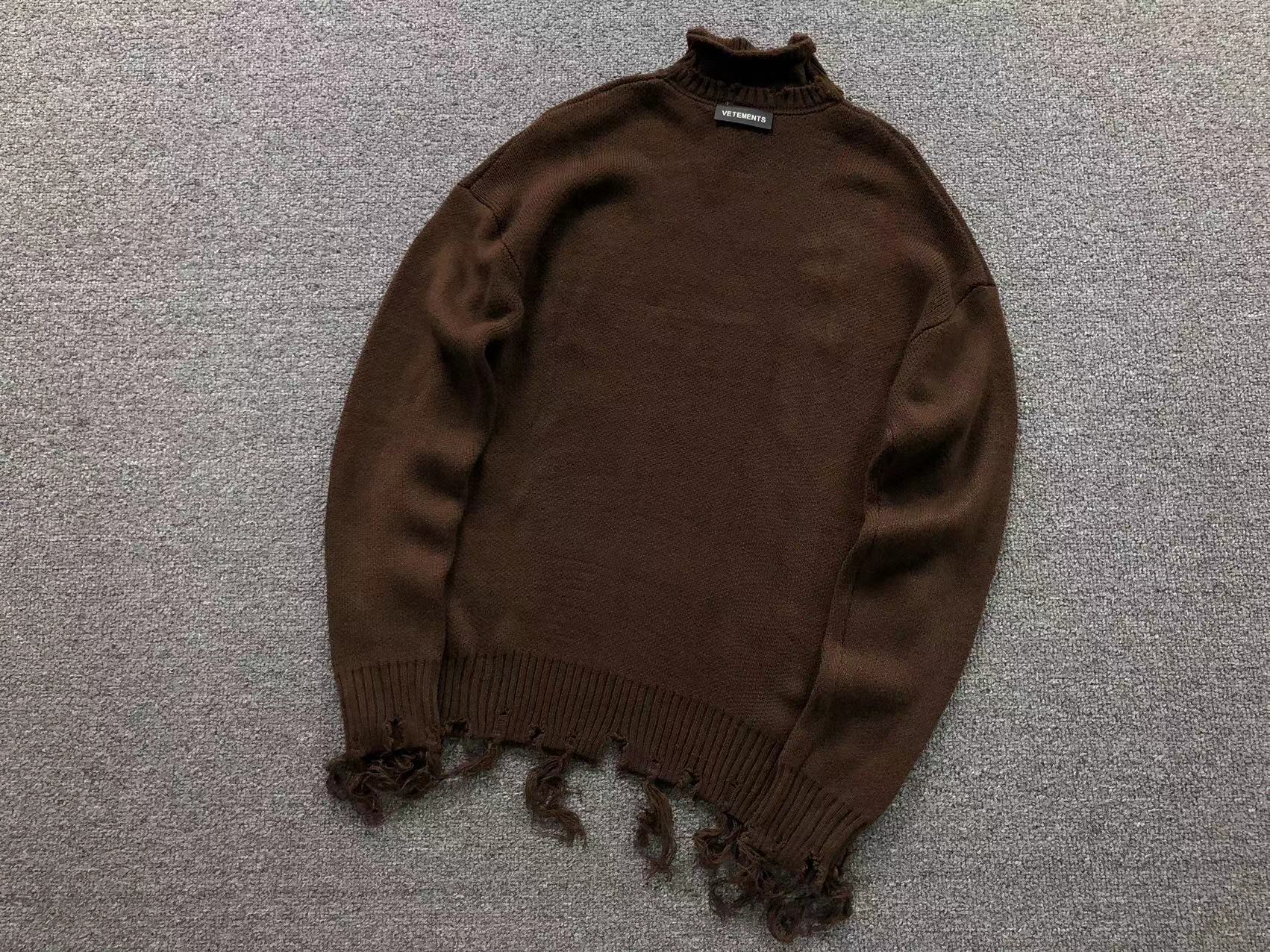 V - SWEATER
