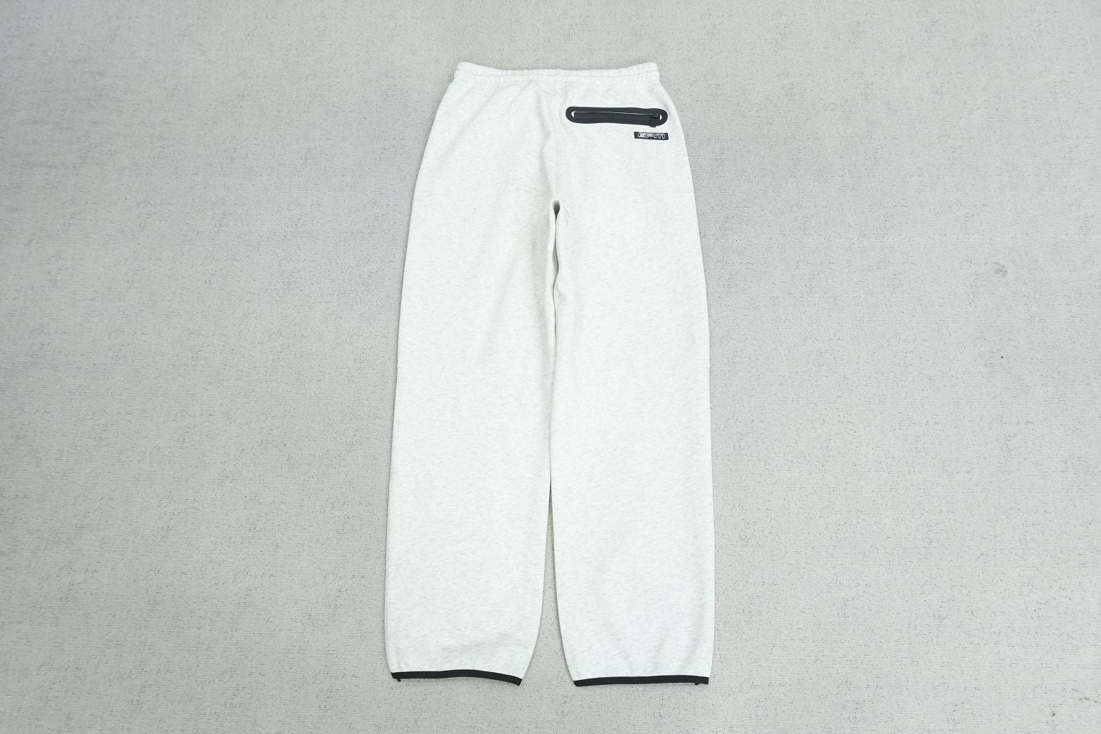S - SWEATPANTS