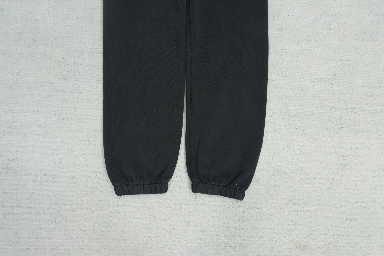 S - SWEATPANTS