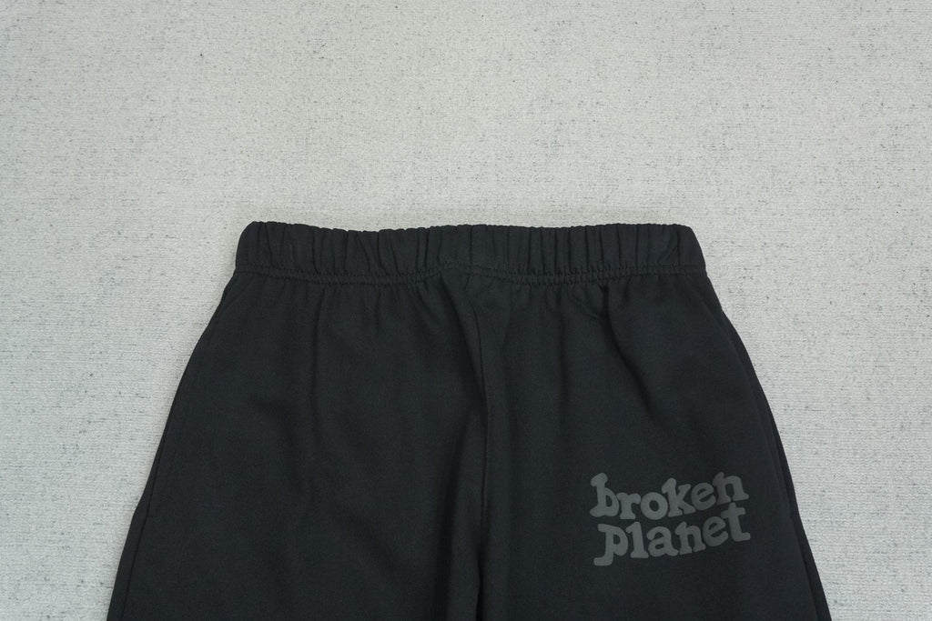 B - SWEATPANTS