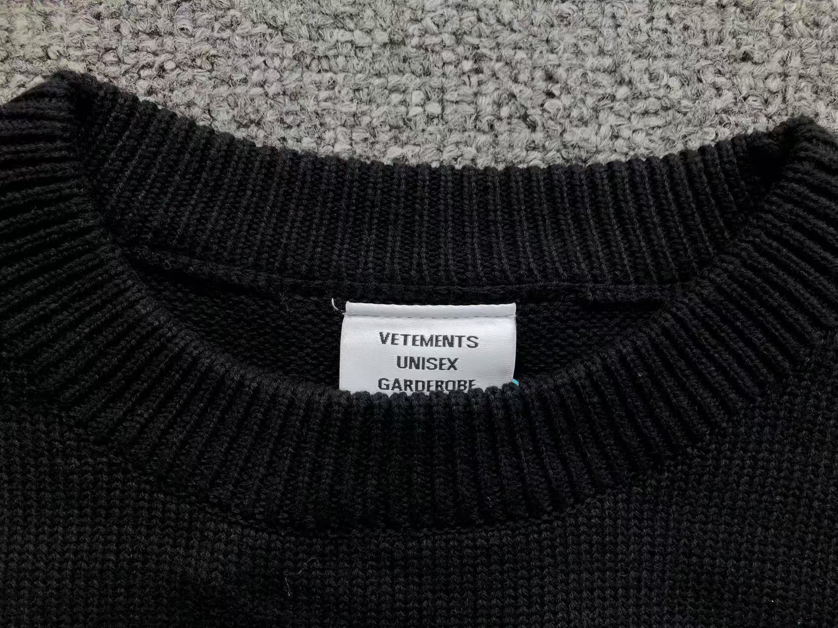 V - SWEATER