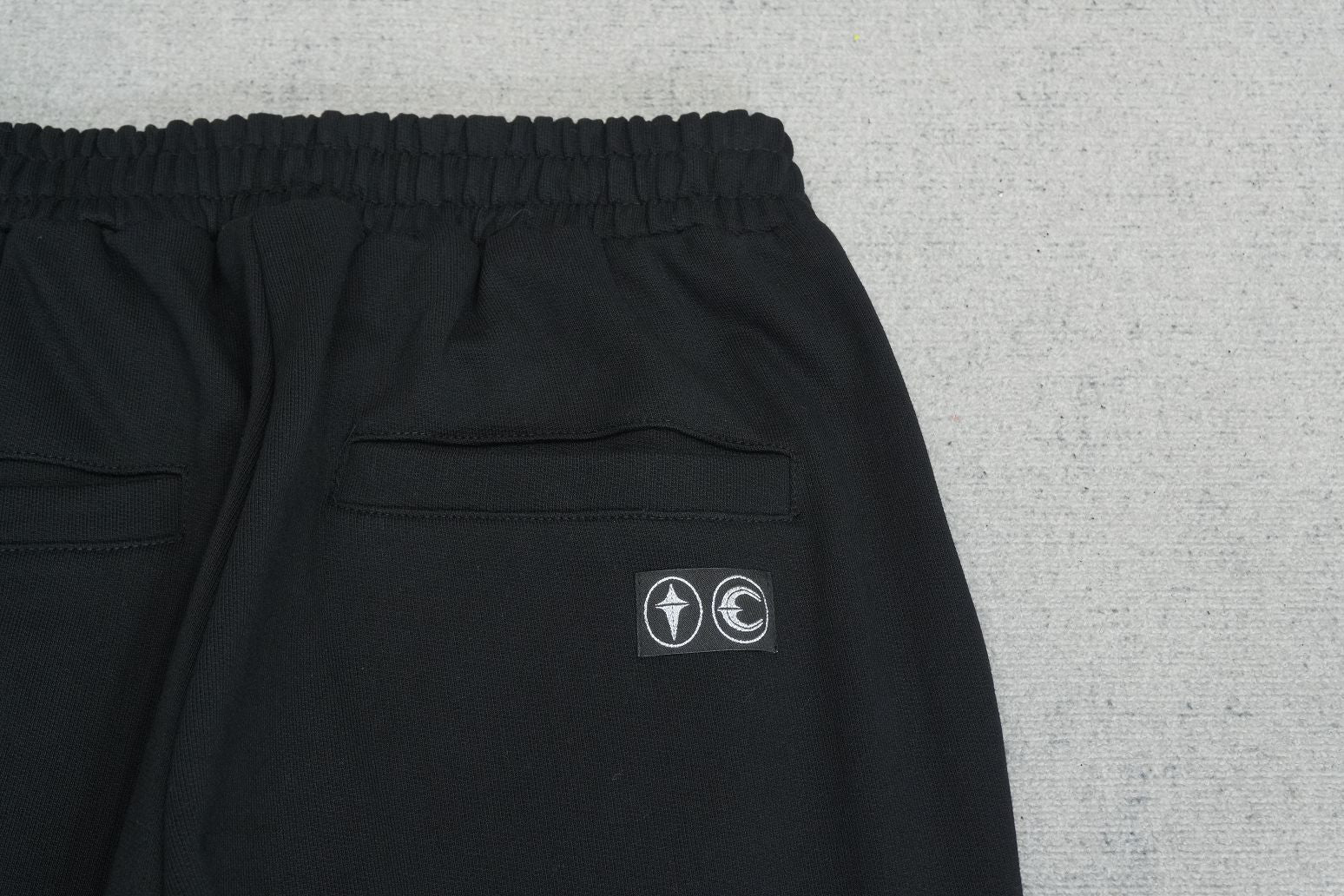 T - SWEATPANTS