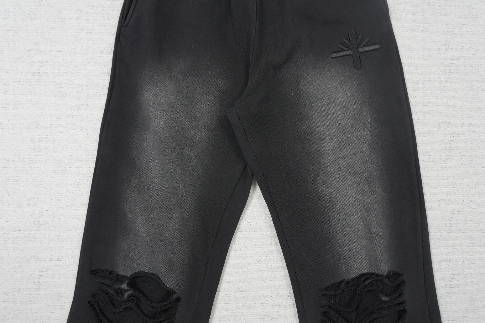 V - SWEATPANTS