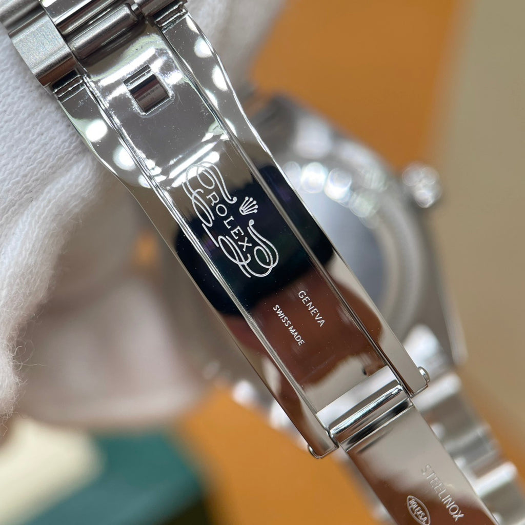 M - Watch