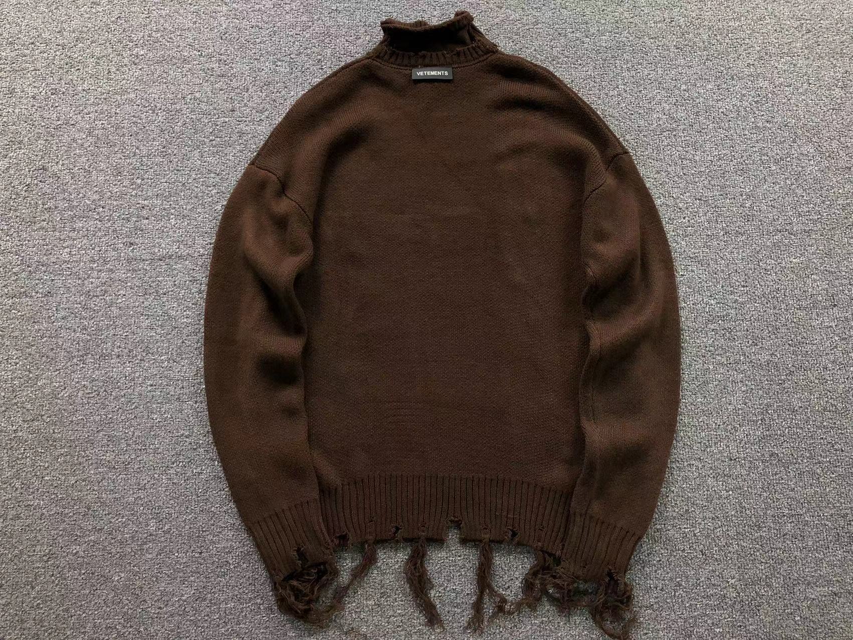 V - SWEATER