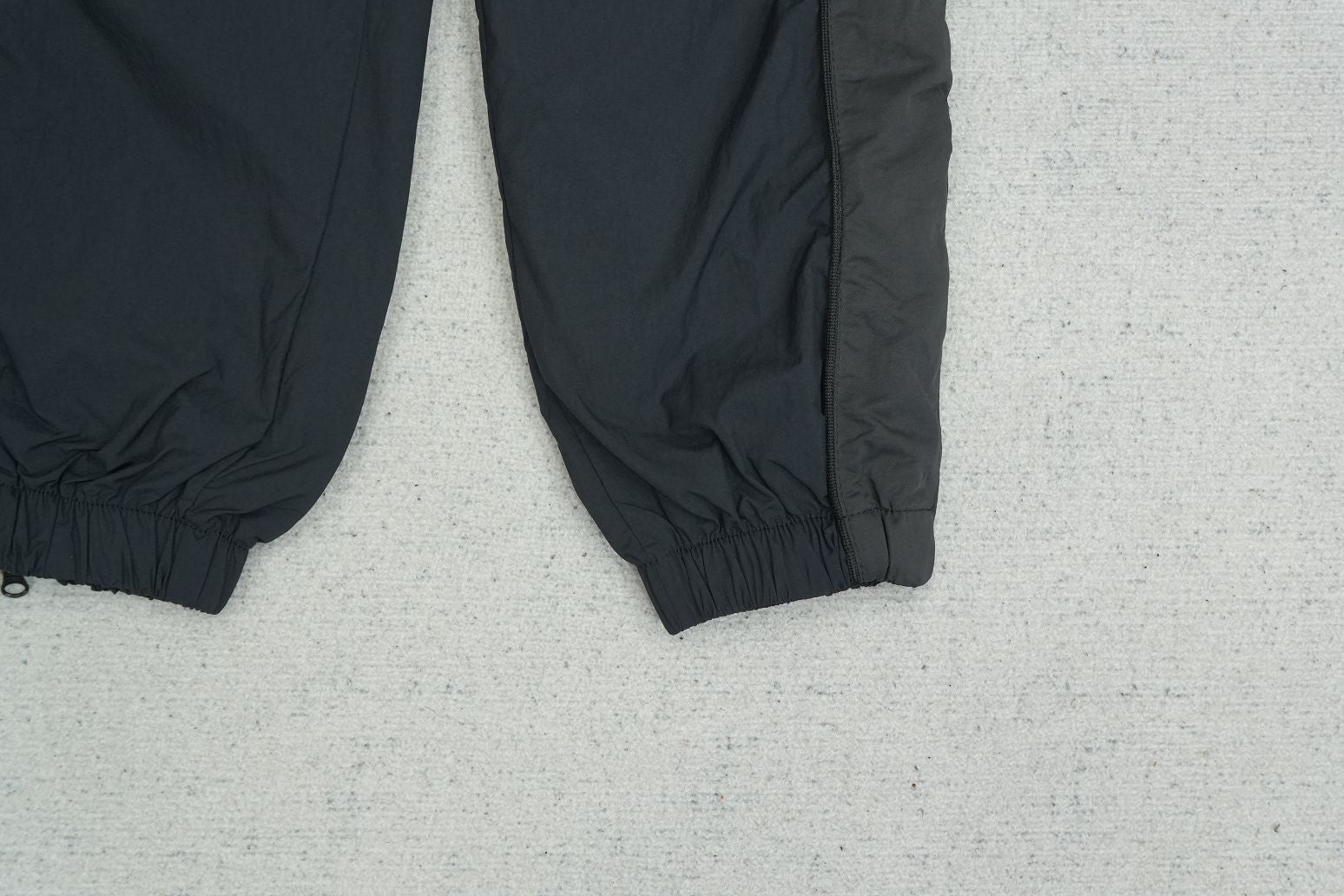 S - SWEATPANTS