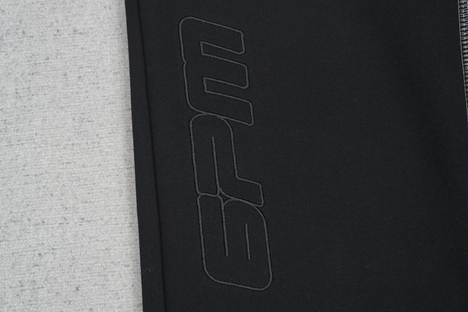 S - SWEATPANTS