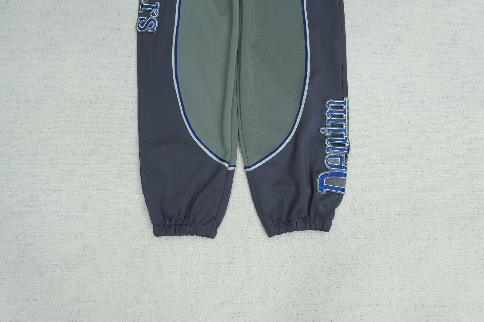 D - SWEATPANTS