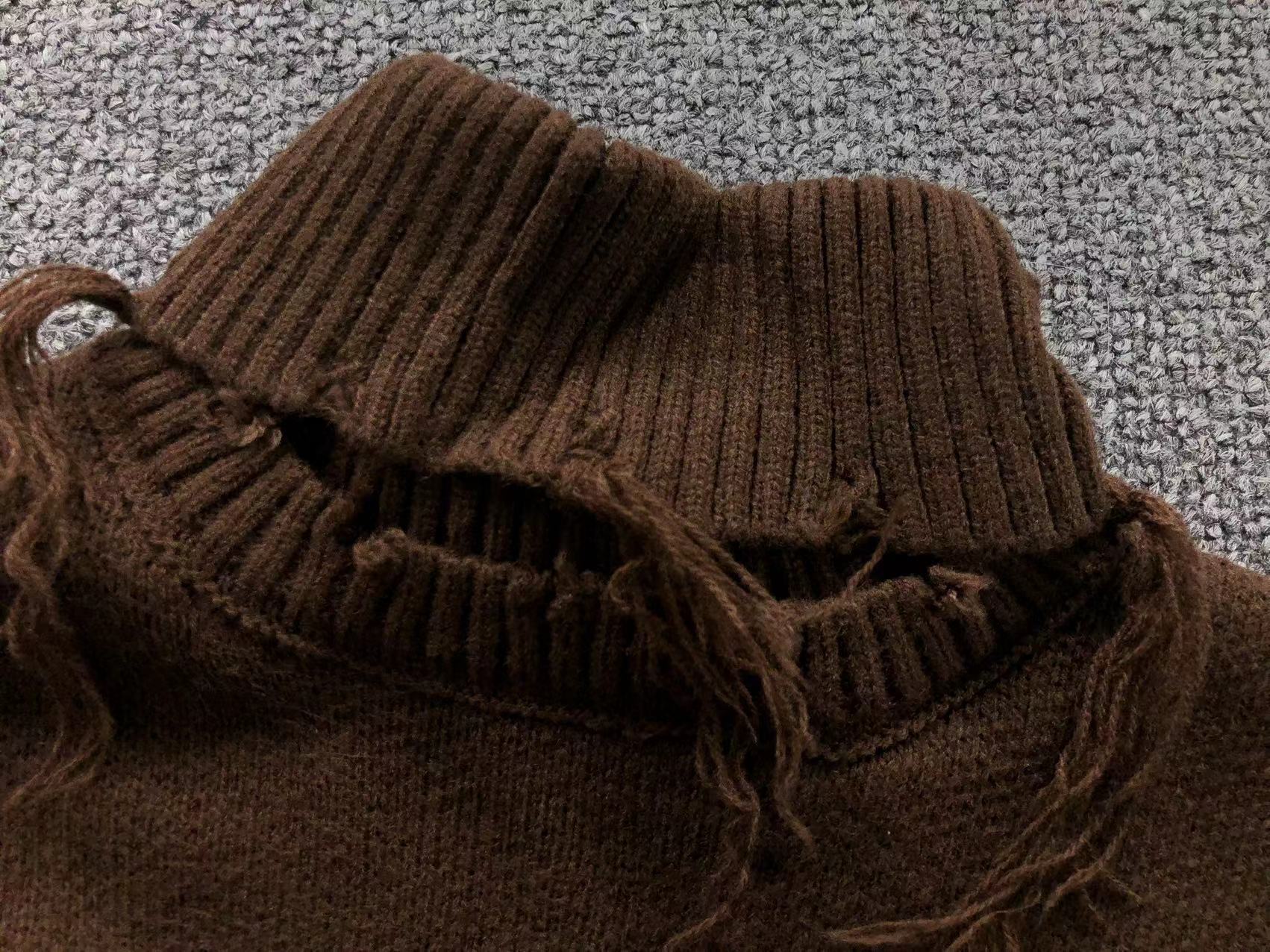 V - SWEATER