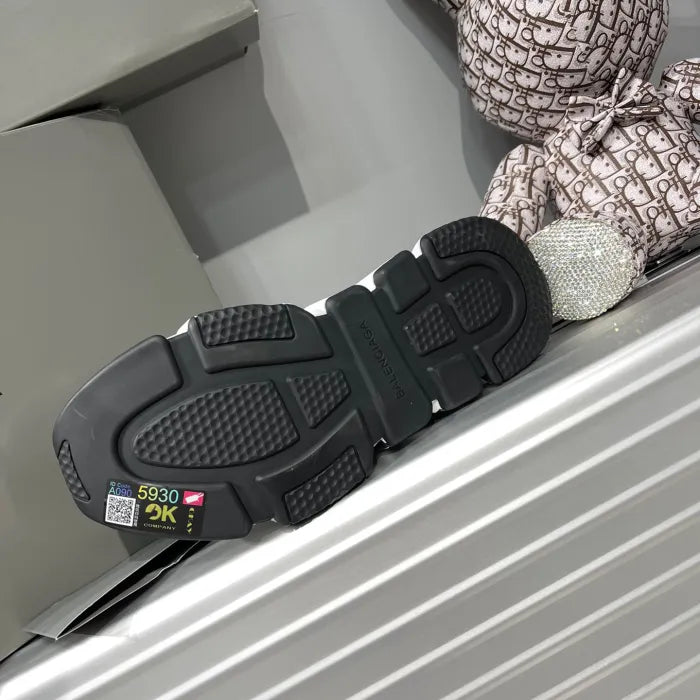 B - SNEAKERS