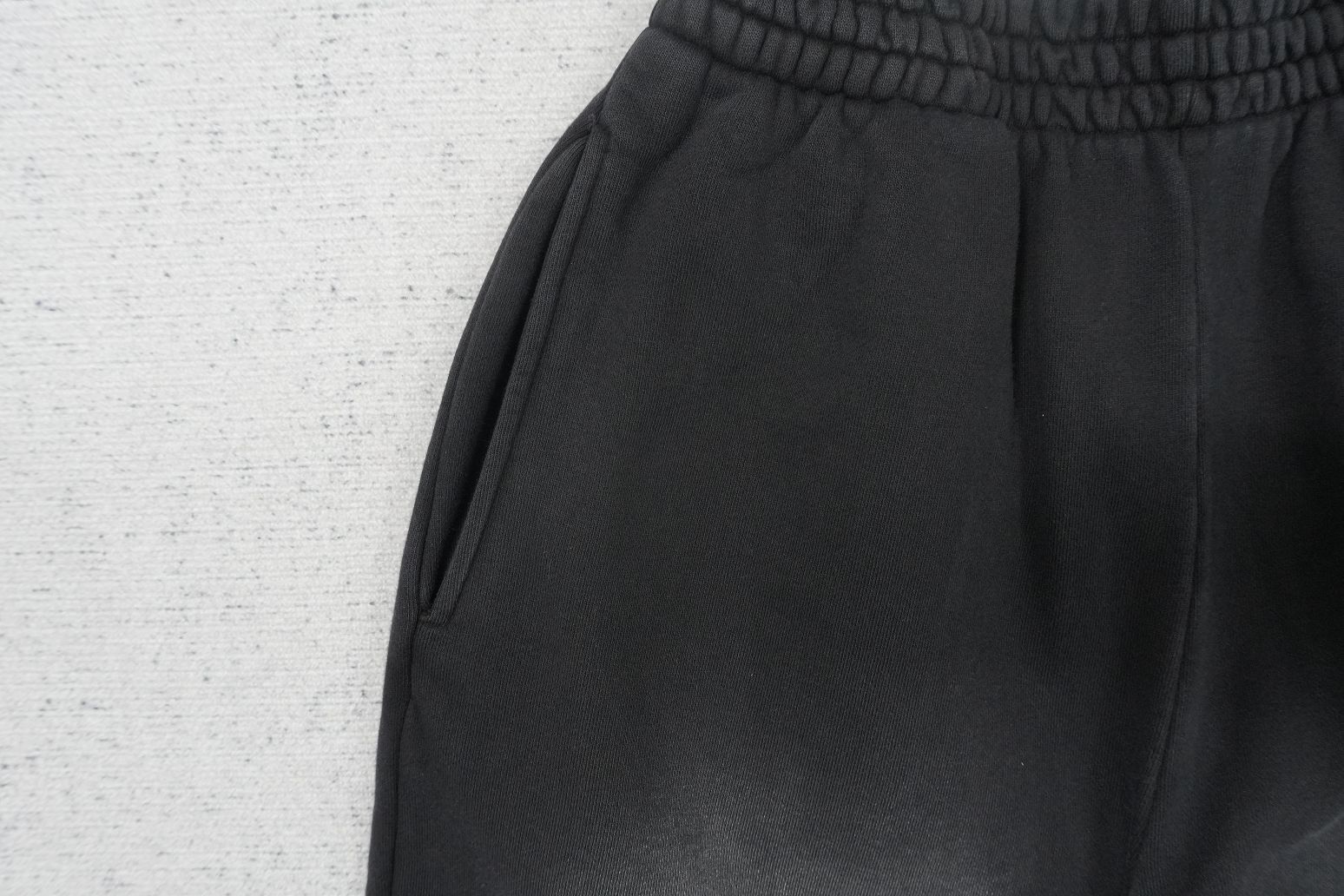 V - SWEATPANTS