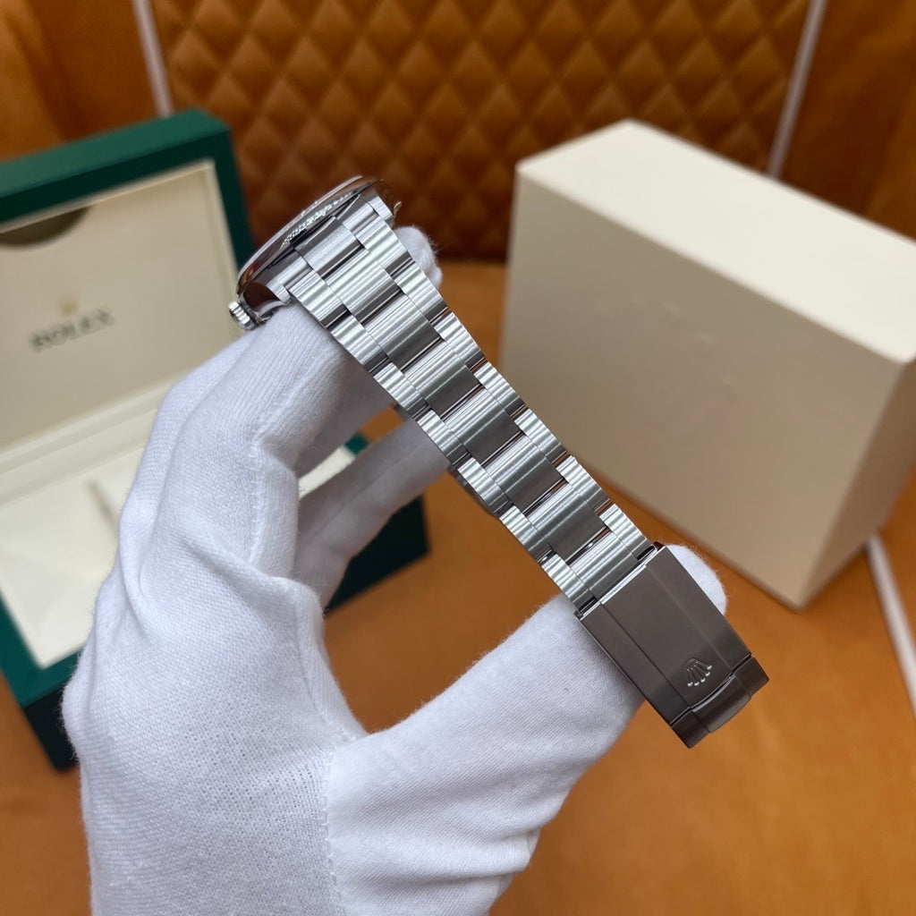 M - Watch