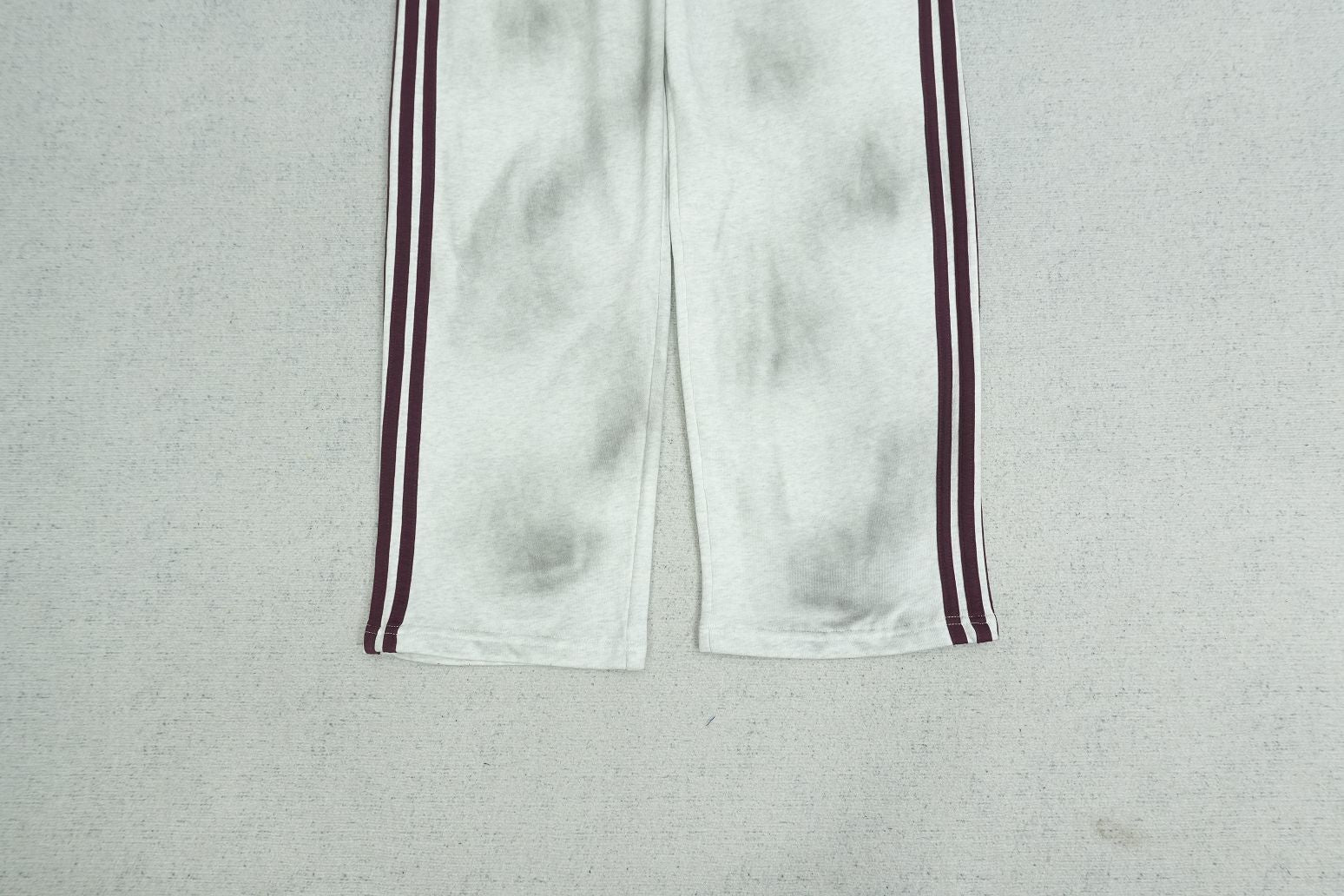 V - SWEATPANTS