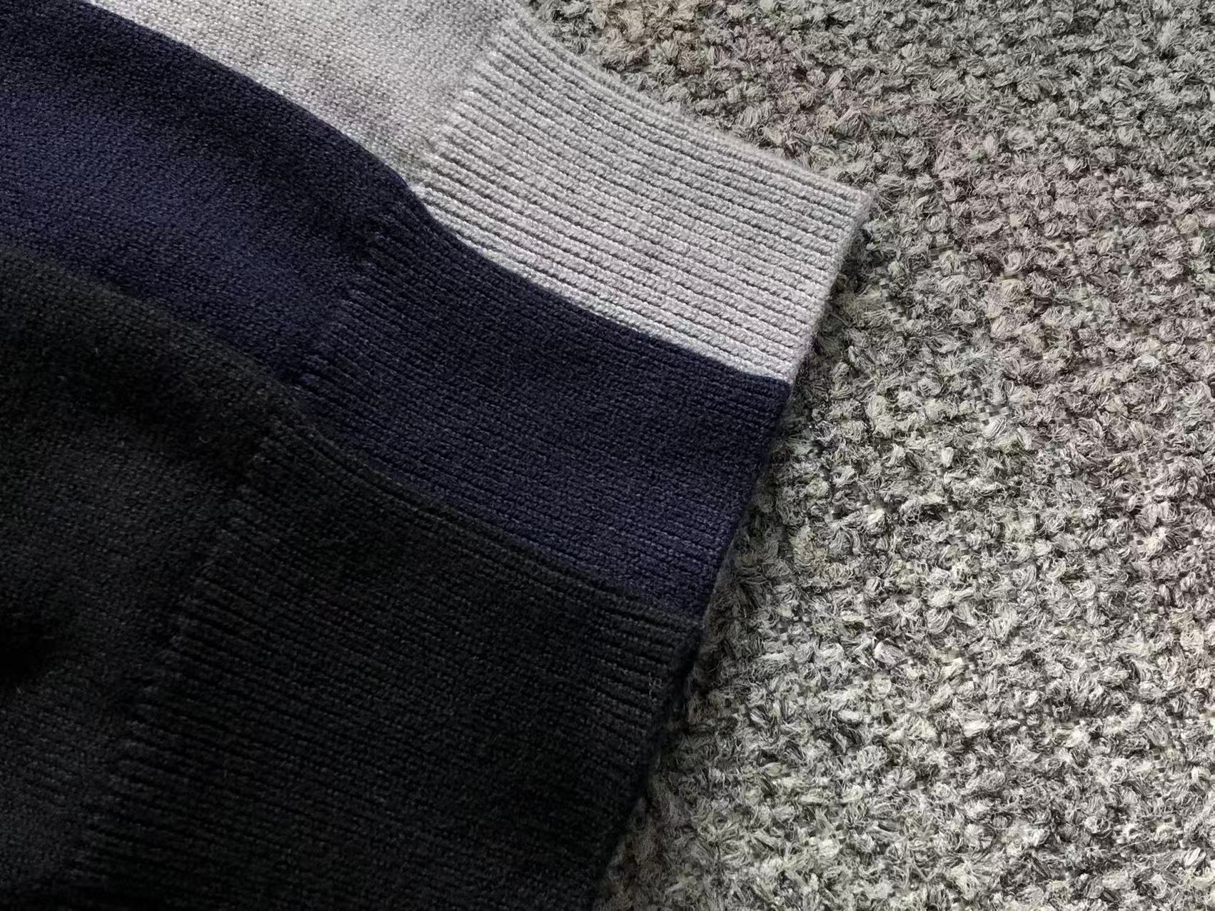 T - SWEATER