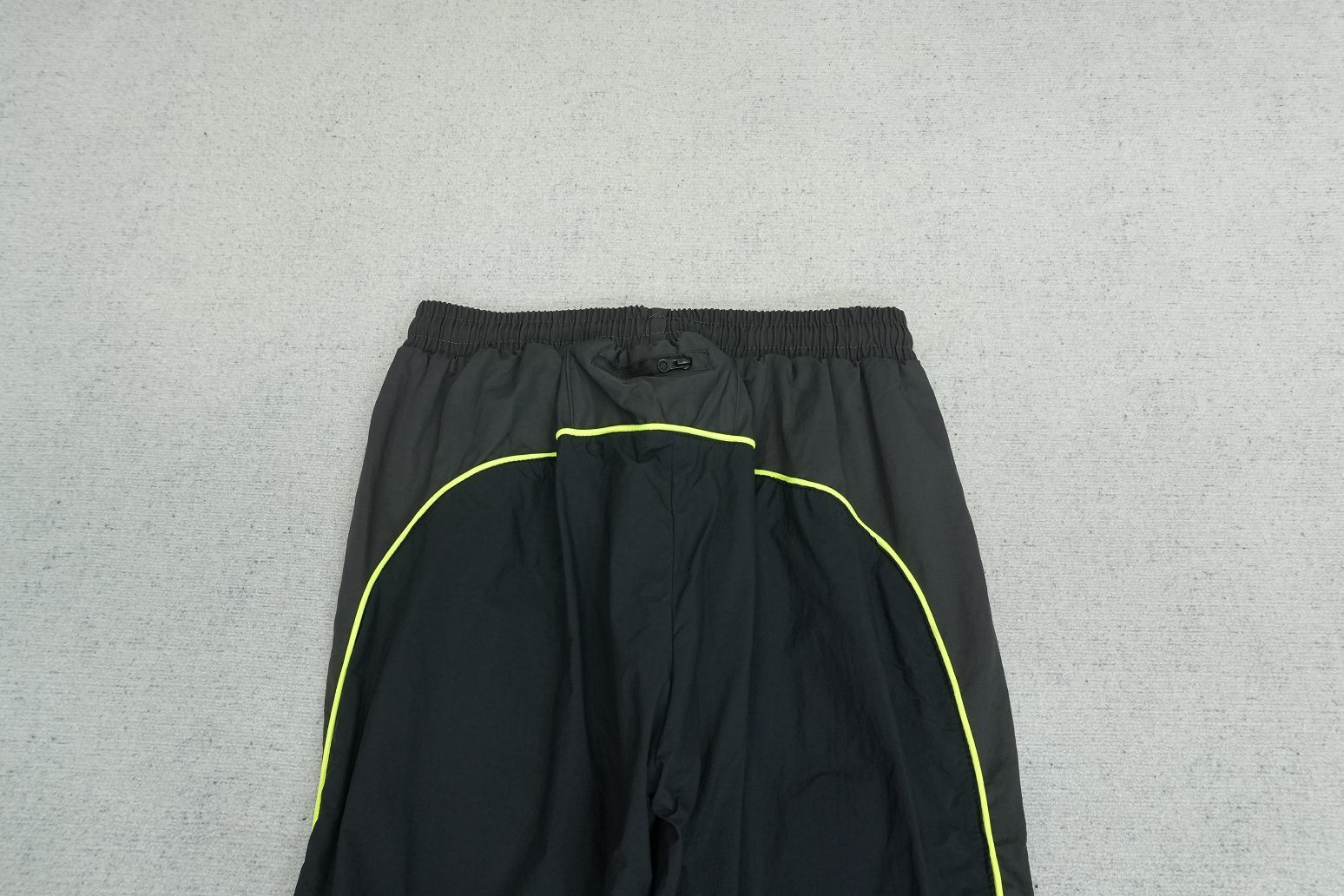 S - SWEATPANTS