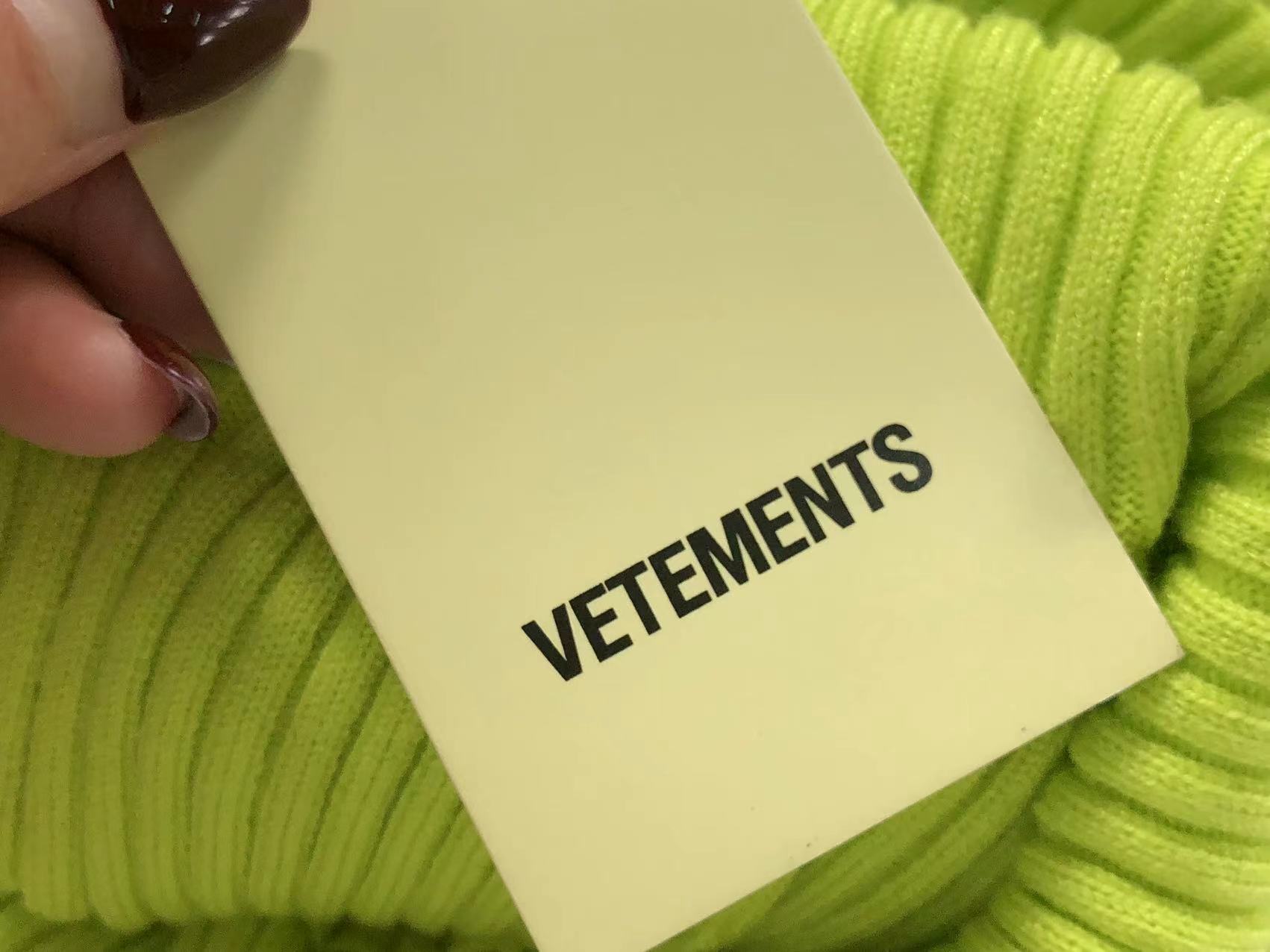 V - SWEATER