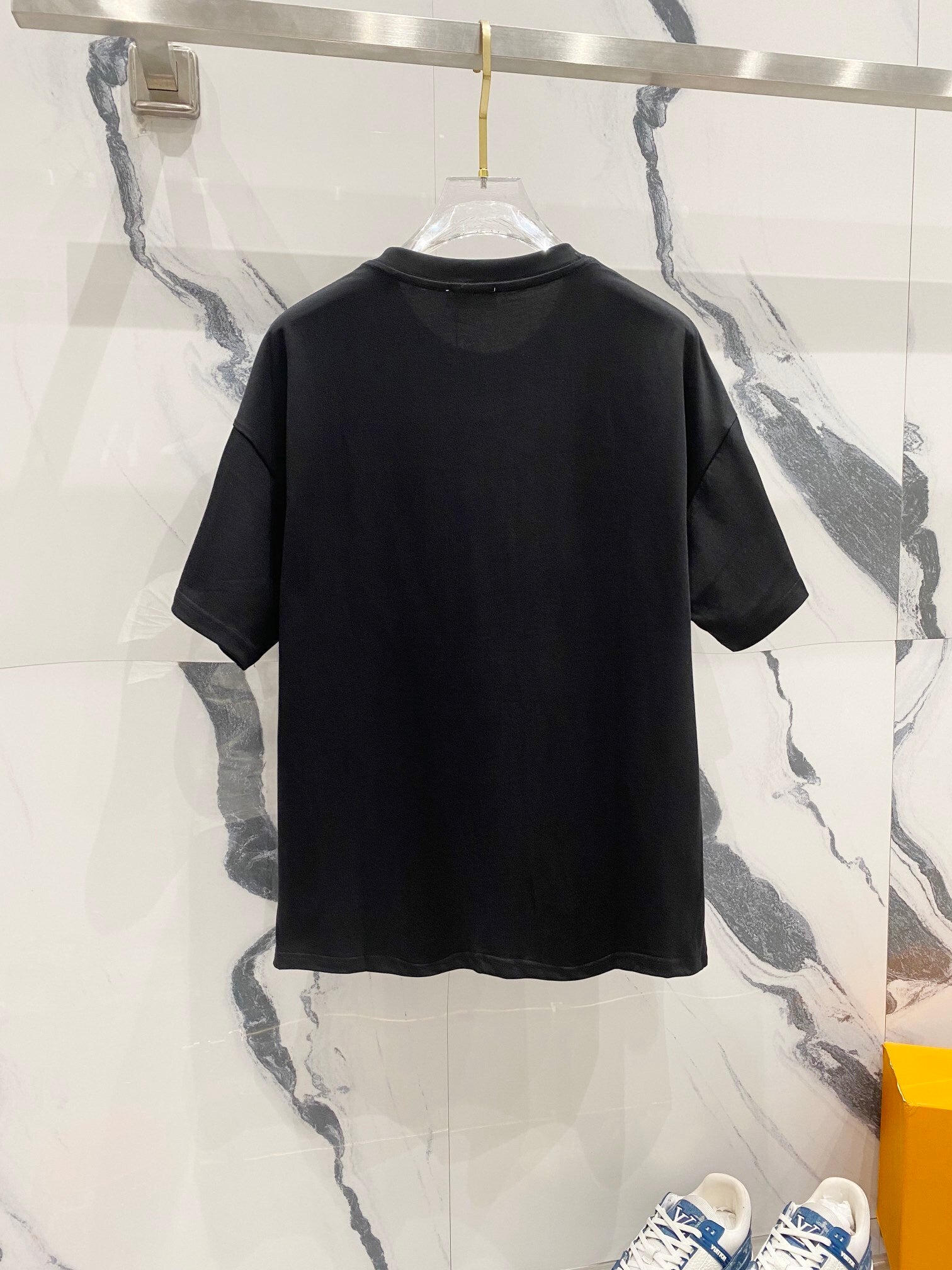 V - TSHIRT