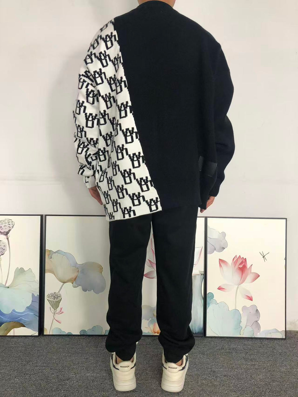 W - SWEATER