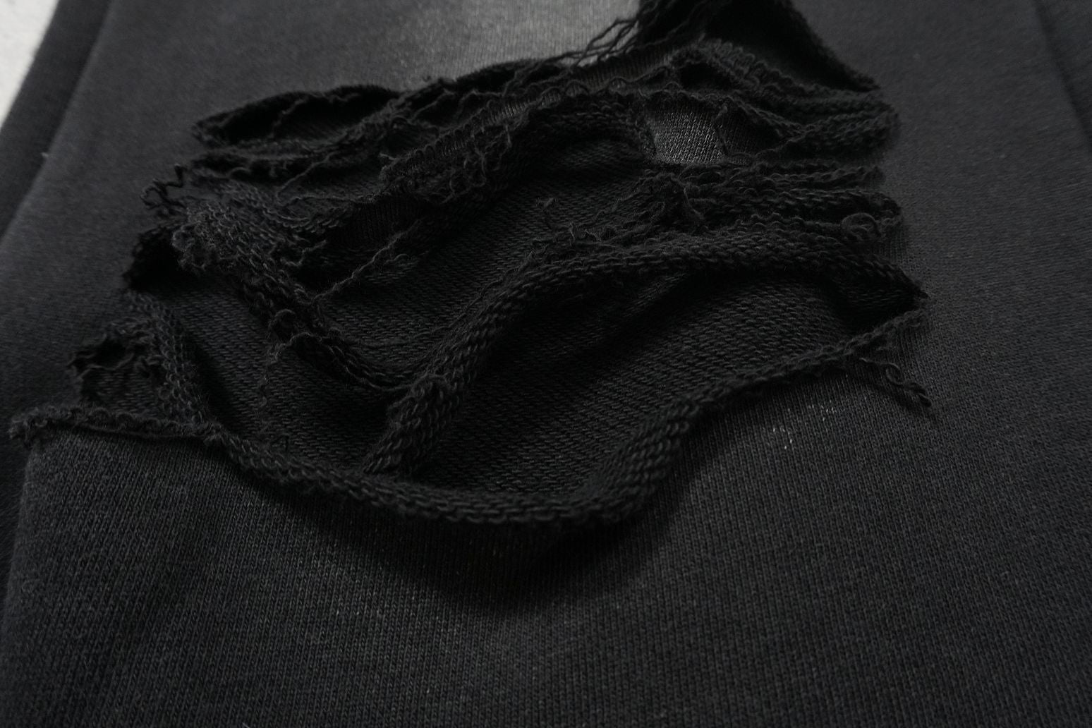 V - SWEATPANTS