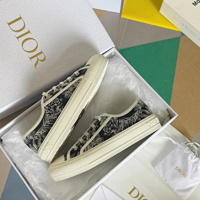 D - SNEAKERS