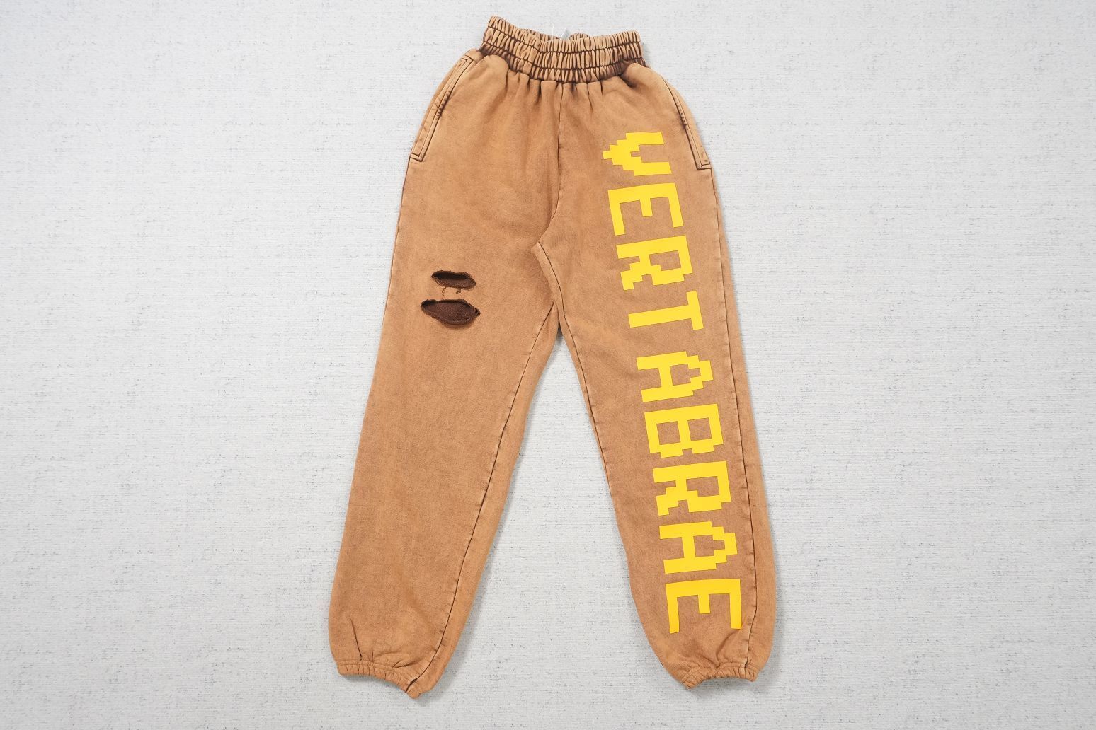 V - SWEATPANTS