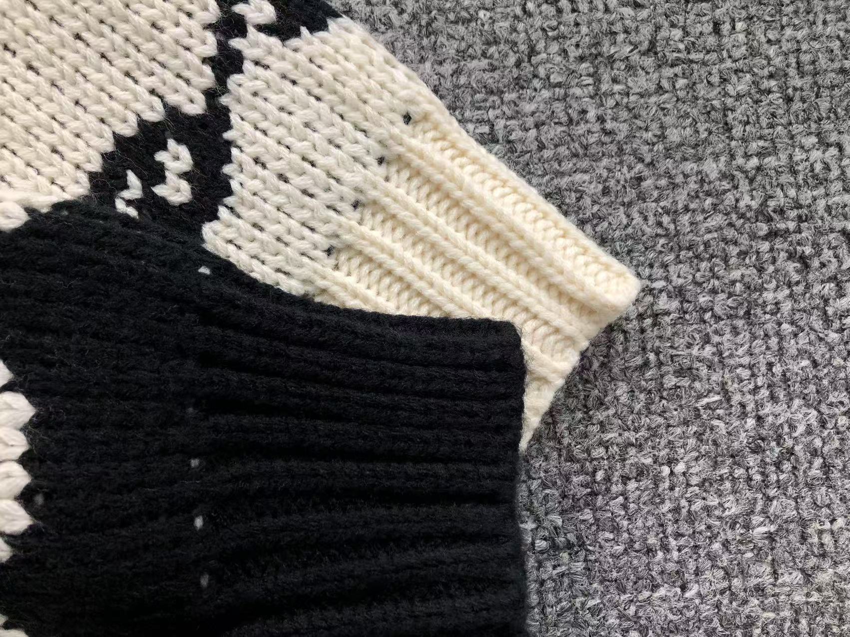 O - SWEATER